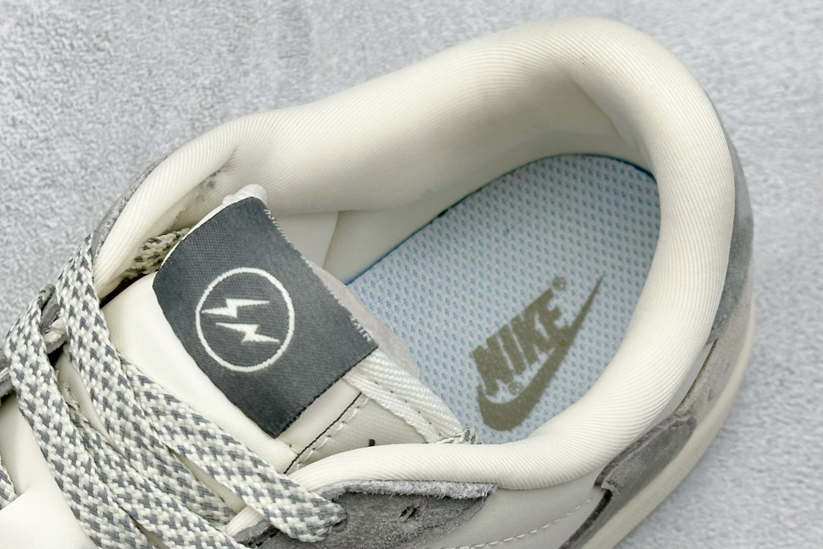 图片[8]-福利特价  Travis Scott x Fragment Design x Air Jordan 1 Low OG SP AJ1 乔1 闪电联名-浅灰奶咖 低帮文化休闲板鞋  #多方联名合作融合了Travis Scott 独特的音乐风格，藤原浩个性的设计风格以及Jordan品牌的经典元素 使其成为一双具有独特身份和价值的鞋子 清新而立体的外观加上联名标识更突出了其独特身份 这种配色方案显示出活力和时尚感 在视觉上引人注目 鞋身的质感和细腻的细节处理使其显得高端而格调十足 这款“倒钩”联名是设计与创意完美结合 融合多方的个性风格是一款备受瞩目的潮流鞋款 低帮休闲板鞋 定制鞋盒 大厂纯原品质出货 超高清洁度 皮料切割干净无任何毛边 细节完美 货号：JH6088-612  尺码：36 36.5 37.5 38 38.5 39 40 40.5 41 42 42.5 43 44 44.5 45-选品中心