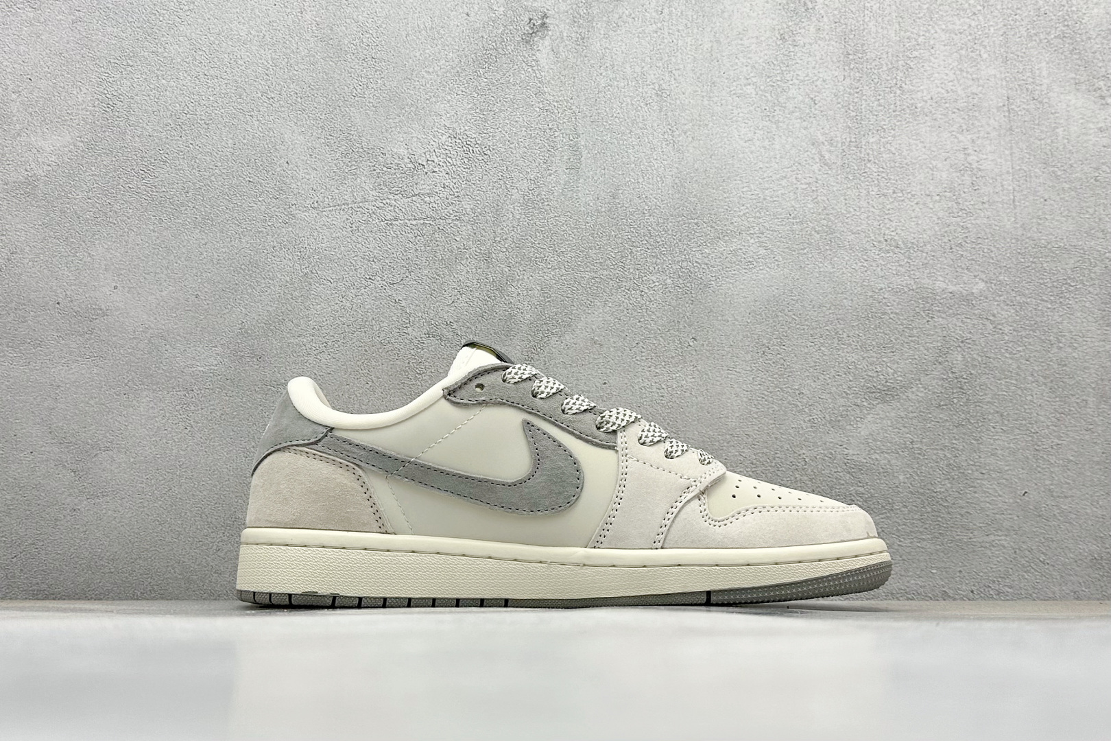 图片[2]-福利特价  Travis Scott x Fragment Design x Air Jordan 1 Low OG SP AJ1 乔1 闪电联名-浅灰奶咖 低帮文化休闲板鞋  #多方联名合作融合了Travis Scott 独特的音乐风格，藤原浩个性的设计风格以及Jordan品牌的经典元素 使其成为一双具有独特身份和价值的鞋子 清新而立体的外观加上联名标识更突出了其独特身份 这种配色方案显示出活力和时尚感 在视觉上引人注目 鞋身的质感和细腻的细节处理使其显得高端而格调十足 这款“倒钩”联名是设计与创意完美结合 融合多方的个性风格是一款备受瞩目的潮流鞋款 低帮休闲板鞋 定制鞋盒 大厂纯原品质出货 超高清洁度 皮料切割干净无任何毛边 细节完美 货号：JH6088-612  尺码：36 36.5 37.5 38 38.5 39 40 40.5 41 42 42.5 43 44 44.5 45-选品中心