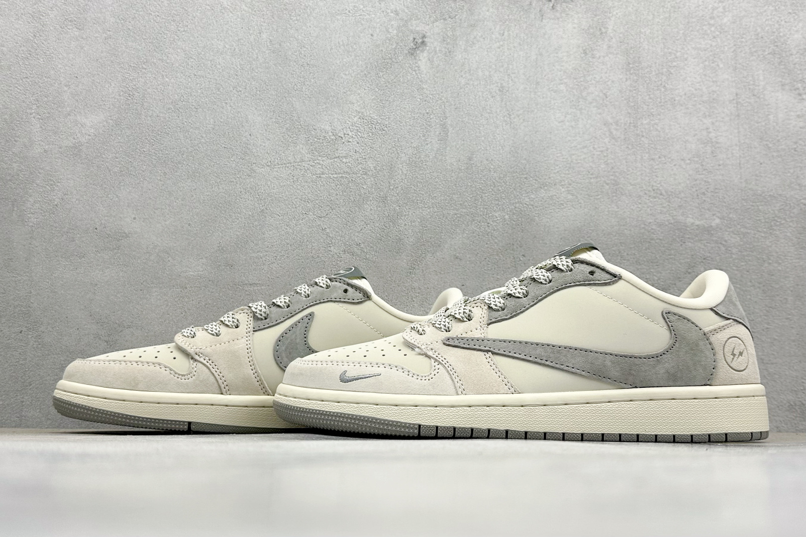图片[5]-福利特价  Travis Scott x Fragment Design x Air Jordan 1 Low OG SP AJ1 乔1 闪电联名-浅灰奶咖 低帮文化休闲板鞋  #多方联名合作融合了Travis Scott 独特的音乐风格，藤原浩个性的设计风格以及Jordan品牌的经典元素 使其成为一双具有独特身份和价值的鞋子 清新而立体的外观加上联名标识更突出了其独特身份 这种配色方案显示出活力和时尚感 在视觉上引人注目 鞋身的质感和细腻的细节处理使其显得高端而格调十足 这款“倒钩”联名是设计与创意完美结合 融合多方的个性风格是一款备受瞩目的潮流鞋款 低帮休闲板鞋 定制鞋盒 大厂纯原品质出货 超高清洁度 皮料切割干净无任何毛边 细节完美 货号：JH6088-612  尺码：36 36.5 37.5 38 38.5 39 40 40.5 41 42 42.5 43 44 44.5 45-选品中心