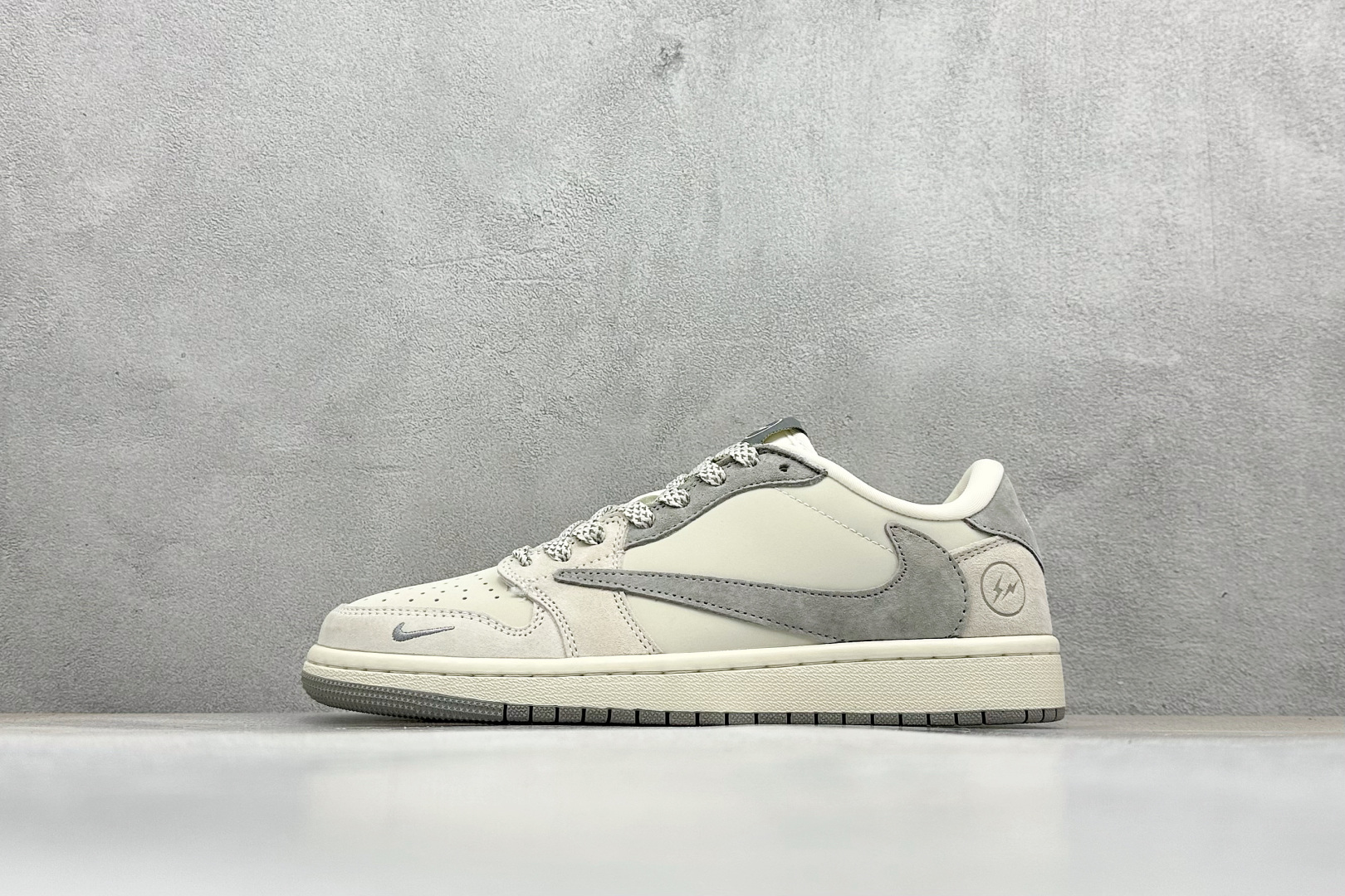 福利特价  Travis Scott x Fragment Design x Air Jordan 1 Low OG SP AJ1 乔1 闪电联名-浅灰奶咖 低帮文化休闲板鞋  #多方联名合作融合了Travis Scott 独特的音乐风格，藤原浩个性的设计风格以及Jordan品牌的经典元素 使其成为一双具有独特身份和价值的鞋子 清新而立体的外观加上联名标识更突出了其独特身份 这种配色方案显示出活力和时尚感 在视觉上引人注目 鞋身的质感和细腻的细节处理使其显得高端而格调十足 这款“倒钩”联名是设计与创意完美结合 融合多方的个性风格是一款备受瞩目的潮流鞋款 低帮休闲板鞋 定制鞋盒 大厂纯原品质出货 超高清洁度 皮料切割干净无任何毛边 细节完美 货号：JH6088-612  尺码：36 36.5 37.5 38 38.5 39 40 40.5 41 42 42.5 43 44 44.5 45-选品中心