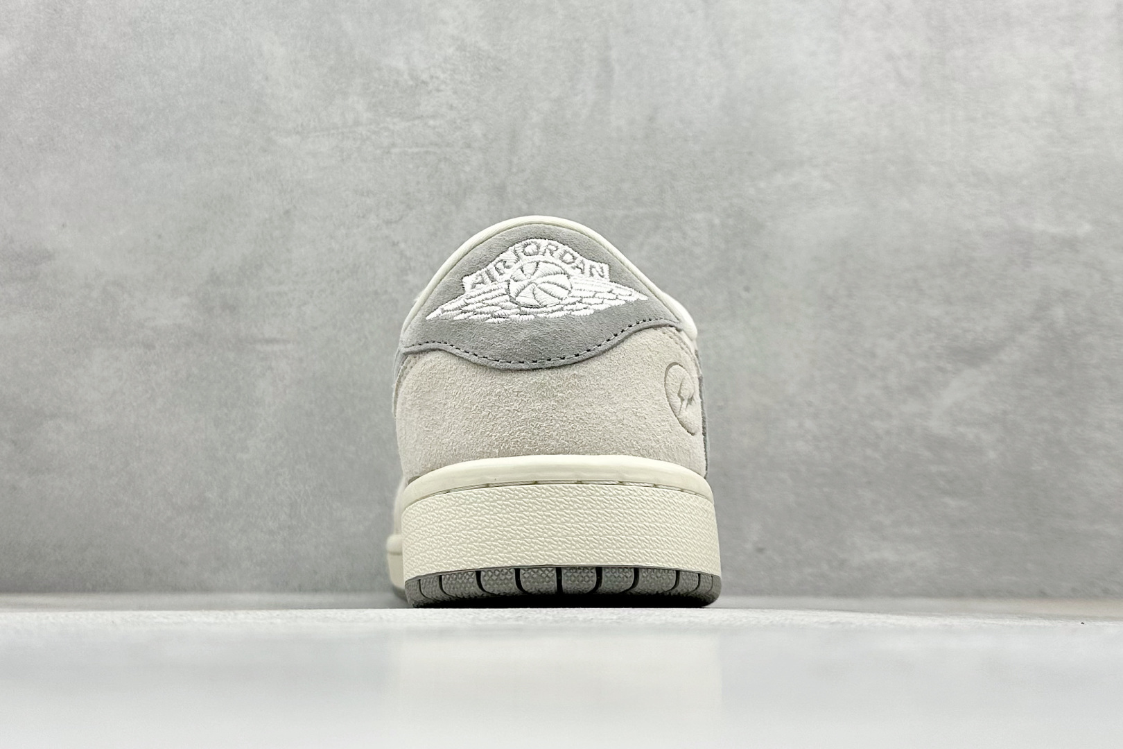 图片[6]-福利特价  Travis Scott x Fragment Design x Air Jordan 1 Low OG SP AJ1 乔1 闪电联名-浅灰奶咖 低帮文化休闲板鞋  #多方联名合作融合了Travis Scott 独特的音乐风格，藤原浩个性的设计风格以及Jordan品牌的经典元素 使其成为一双具有独特身份和价值的鞋子 清新而立体的外观加上联名标识更突出了其独特身份 这种配色方案显示出活力和时尚感 在视觉上引人注目 鞋身的质感和细腻的细节处理使其显得高端而格调十足 这款“倒钩”联名是设计与创意完美结合 融合多方的个性风格是一款备受瞩目的潮流鞋款 低帮休闲板鞋 定制鞋盒 大厂纯原品质出货 超高清洁度 皮料切割干净无任何毛边 细节完美 货号：JH6088-612  尺码：36 36.5 37.5 38 38.5 39 40 40.5 41 42 42.5 43 44 44.5 45-选品中心