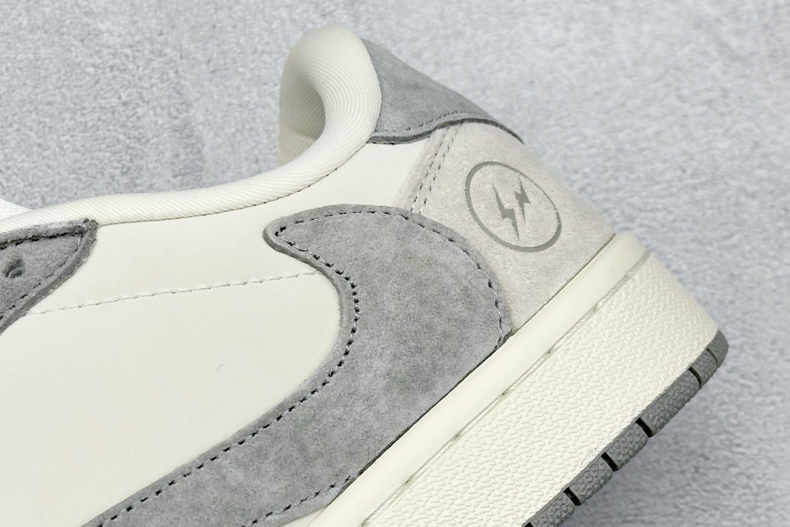 图片[9]-福利特价  Travis Scott x Fragment Design x Air Jordan 1 Low OG SP AJ1 乔1 闪电联名-浅灰奶咖 低帮文化休闲板鞋  #多方联名合作融合了Travis Scott 独特的音乐风格，藤原浩个性的设计风格以及Jordan品牌的经典元素 使其成为一双具有独特身份和价值的鞋子 清新而立体的外观加上联名标识更突出了其独特身份 这种配色方案显示出活力和时尚感 在视觉上引人注目 鞋身的质感和细腻的细节处理使其显得高端而格调十足 这款“倒钩”联名是设计与创意完美结合 融合多方的个性风格是一款备受瞩目的潮流鞋款 低帮休闲板鞋 定制鞋盒 大厂纯原品质出货 超高清洁度 皮料切割干净无任何毛边 细节完美 货号：JH6088-612  尺码：36 36.5 37.5 38 38.5 39 40 40.5 41 42 42.5 43 44 44.5 45-选品中心