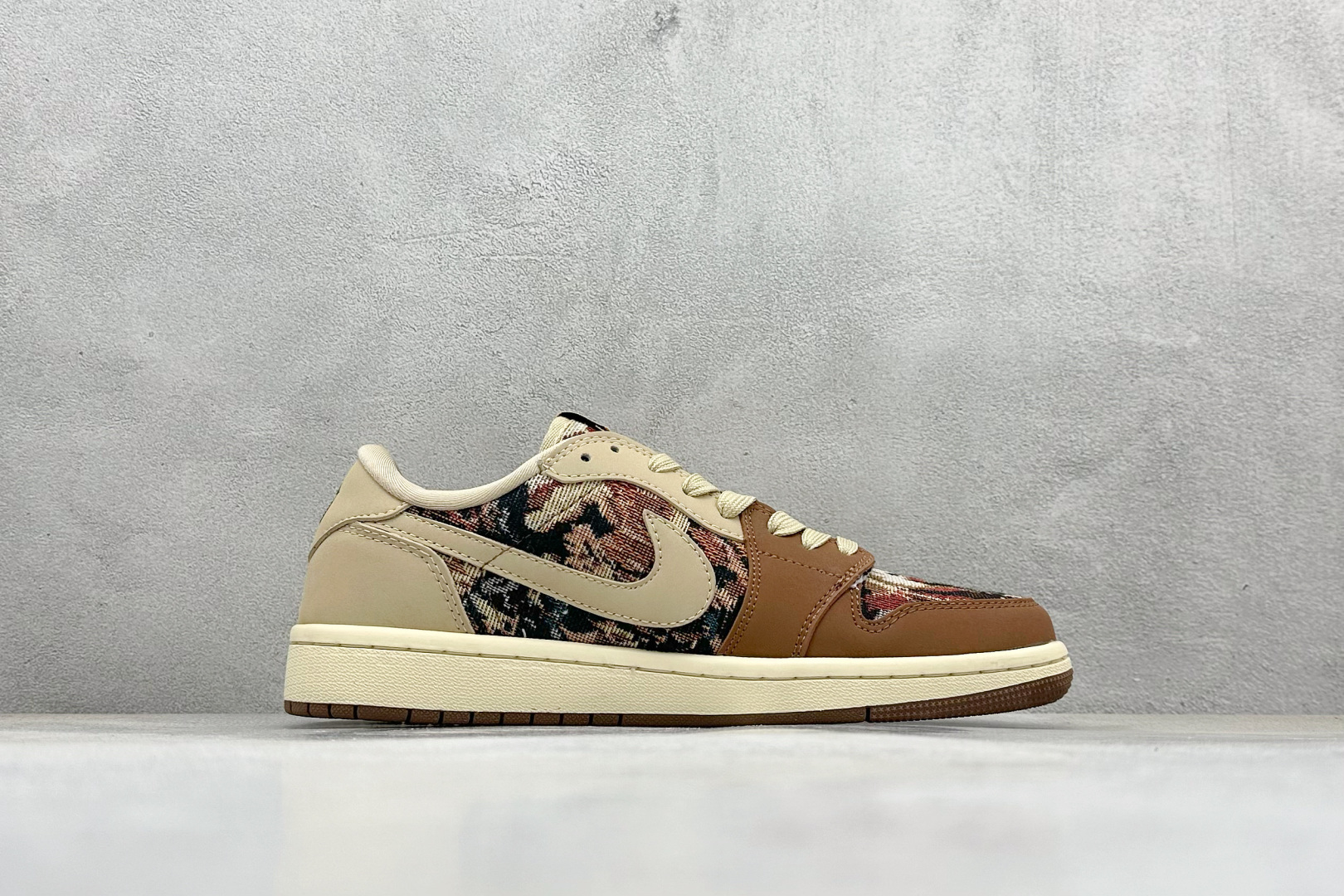 图片[2]-福利特价  Travis Scott x Fragment Design x Air Jordan 1 Low OG SP AJ1 乔1 冠希联名-摩卡棕针织 低帮文化休闲板鞋  #多方联名合作融合了Travis Scott 独特的音乐风格，藤原浩个性的设计风格以及Jordan品牌的经典元素 使其成为一双具有独特身份和价值的鞋子 清新而立体的外观加上联名标识更突出了其独特身份 这种配色方案显示出活力和时尚感 在视觉上引人注目 鞋身的质感和细腻的细节处理使其显得高端而格调十足 这款“倒钩”联名是设计与创意完美结合 融合多方的个性风格是一款备受瞩目的潮流鞋款 低帮休闲板鞋 定制鞋盒 大厂纯原品质出货 超高清洁度 皮料切割干净无任何毛边 细节完美 货号：JH6088-610  尺码：36 36.5 37.5 38 38.5 39 40 40.5 41 42 42.5 43 44 44.5 45-选品中心