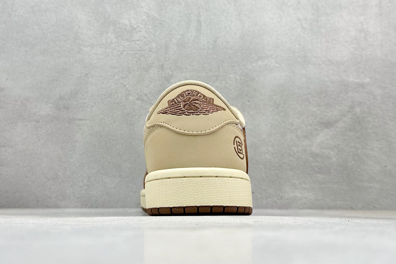 图片[6]-福利特价  Travis Scott x Fragment Design x Air Jordan 1 Low OG SP AJ1 乔1 冠希联名-摩卡棕针织 低帮文化休闲板鞋  #多方联名合作融合了Travis Scott 独特的音乐风格，藤原浩个性的设计风格以及Jordan品牌的经典元素 使其成为一双具有独特身份和价值的鞋子 清新而立体的外观加上联名标识更突出了其独特身份 这种配色方案显示出活力和时尚感 在视觉上引人注目 鞋身的质感和细腻的细节处理使其显得高端而格调十足 这款“倒钩”联名是设计与创意完美结合 融合多方的个性风格是一款备受瞩目的潮流鞋款 低帮休闲板鞋 定制鞋盒 大厂纯原品质出货 超高清洁度 皮料切割干净无任何毛边 细节完美 货号：JH6088-610  尺码：36 36.5 37.5 38 38.5 39 40 40.5 41 42 42.5 43 44 44.5 45-选品中心