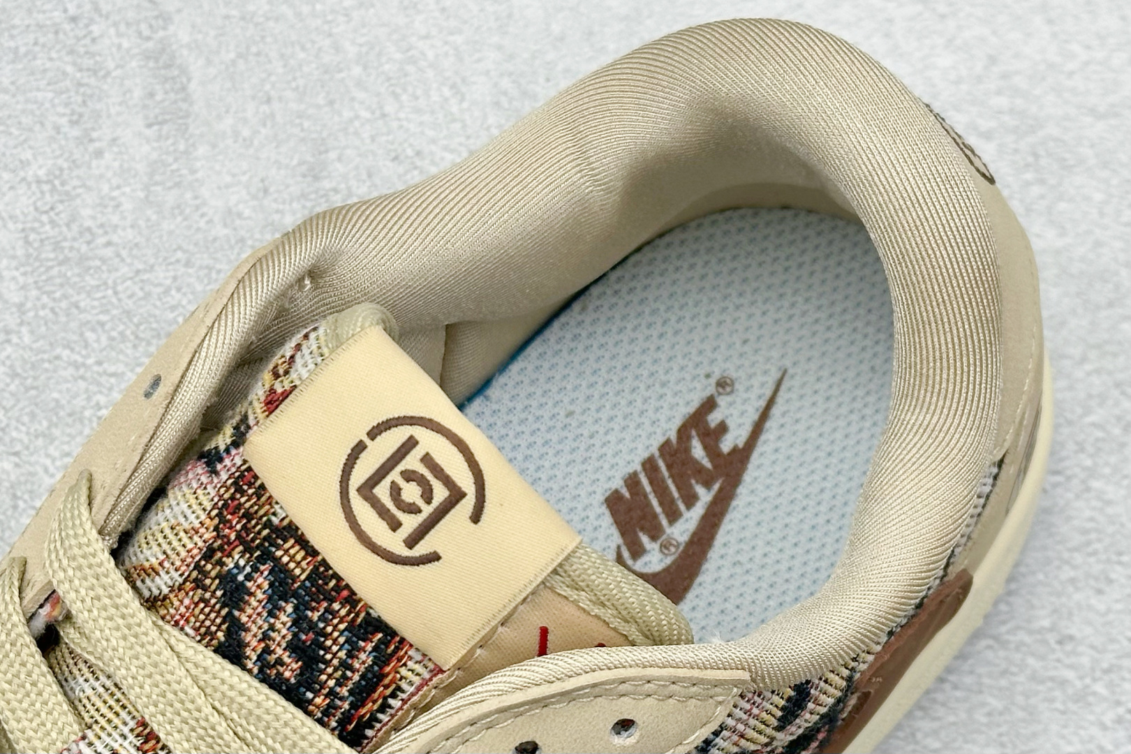 图片[8]-福利特价  Travis Scott x Fragment Design x Air Jordan 1 Low OG SP AJ1 乔1 冠希联名-摩卡棕针织 低帮文化休闲板鞋  #多方联名合作融合了Travis Scott 独特的音乐风格，藤原浩个性的设计风格以及Jordan品牌的经典元素 使其成为一双具有独特身份和价值的鞋子 清新而立体的外观加上联名标识更突出了其独特身份 这种配色方案显示出活力和时尚感 在视觉上引人注目 鞋身的质感和细腻的细节处理使其显得高端而格调十足 这款“倒钩”联名是设计与创意完美结合 融合多方的个性风格是一款备受瞩目的潮流鞋款 低帮休闲板鞋 定制鞋盒 大厂纯原品质出货 超高清洁度 皮料切割干净无任何毛边 细节完美 货号：JH6088-610  尺码：36 36.5 37.5 38 38.5 39 40 40.5 41 42 42.5 43 44 44.5 45-选品中心