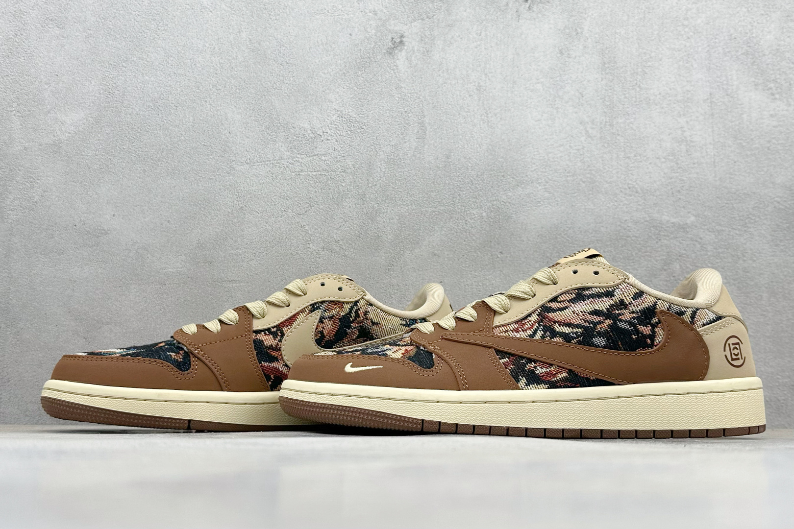 图片[5]-福利特价  Travis Scott x Fragment Design x Air Jordan 1 Low OG SP AJ1 乔1 冠希联名-摩卡棕针织 低帮文化休闲板鞋  #多方联名合作融合了Travis Scott 独特的音乐风格，藤原浩个性的设计风格以及Jordan品牌的经典元素 使其成为一双具有独特身份和价值的鞋子 清新而立体的外观加上联名标识更突出了其独特身份 这种配色方案显示出活力和时尚感 在视觉上引人注目 鞋身的质感和细腻的细节处理使其显得高端而格调十足 这款“倒钩”联名是设计与创意完美结合 融合多方的个性风格是一款备受瞩目的潮流鞋款 低帮休闲板鞋 定制鞋盒 大厂纯原品质出货 超高清洁度 皮料切割干净无任何毛边 细节完美 货号：JH6088-610  尺码：36 36.5 37.5 38 38.5 39 40 40.5 41 42 42.5 43 44 44.5 45-选品中心