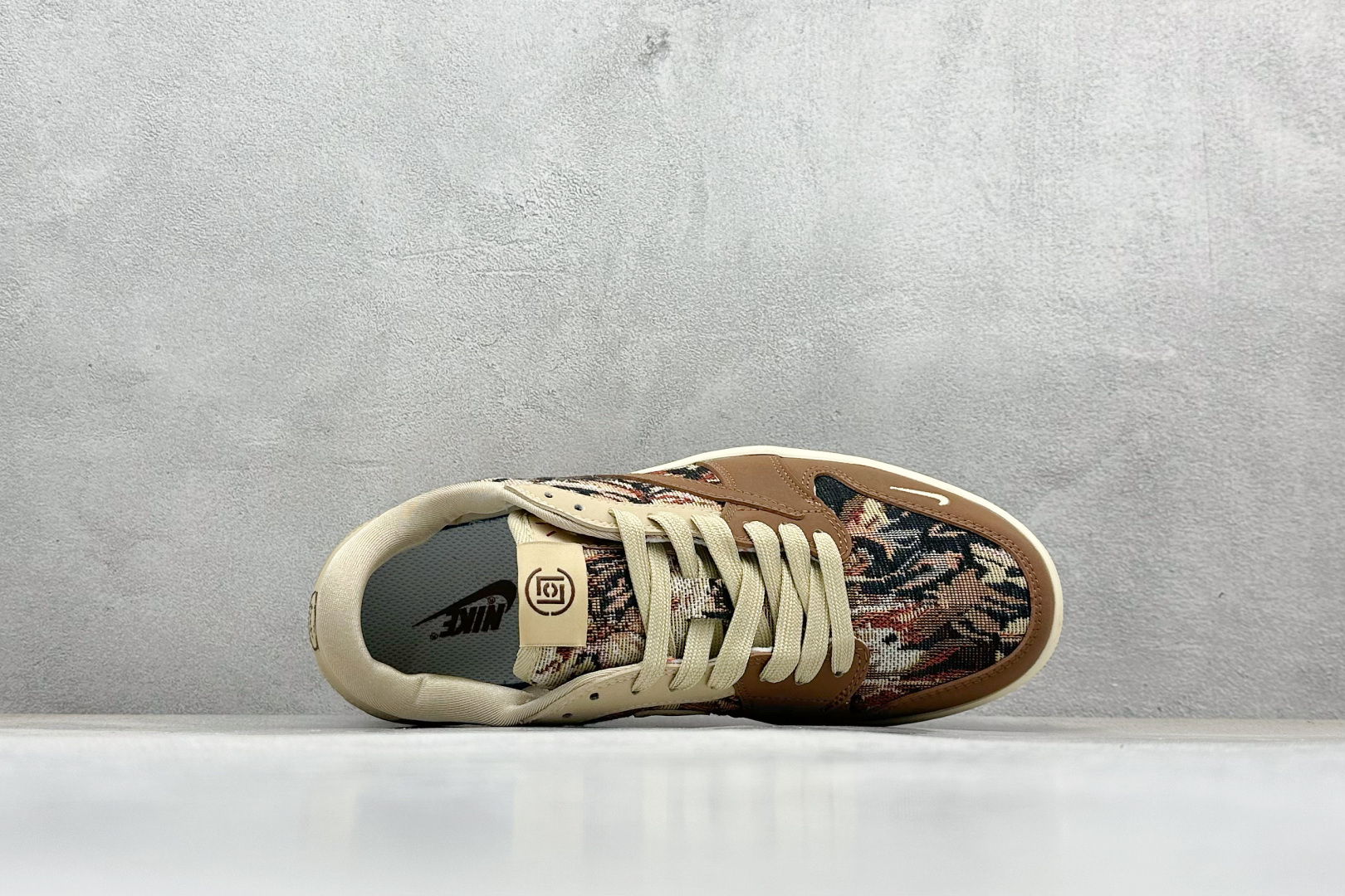 图片[3]-福利特价  Travis Scott x Fragment Design x Air Jordan 1 Low OG SP AJ1 乔1 冠希联名-摩卡棕针织 低帮文化休闲板鞋  #多方联名合作融合了Travis Scott 独特的音乐风格，藤原浩个性的设计风格以及Jordan品牌的经典元素 使其成为一双具有独特身份和价值的鞋子 清新而立体的外观加上联名标识更突出了其独特身份 这种配色方案显示出活力和时尚感 在视觉上引人注目 鞋身的质感和细腻的细节处理使其显得高端而格调十足 这款“倒钩”联名是设计与创意完美结合 融合多方的个性风格是一款备受瞩目的潮流鞋款 低帮休闲板鞋 定制鞋盒 大厂纯原品质出货 超高清洁度 皮料切割干净无任何毛边 细节完美 货号：JH6088-610  尺码：36 36.5 37.5 38 38.5 39 40 40.5 41 42 42.5 43 44 44.5 45-选品中心