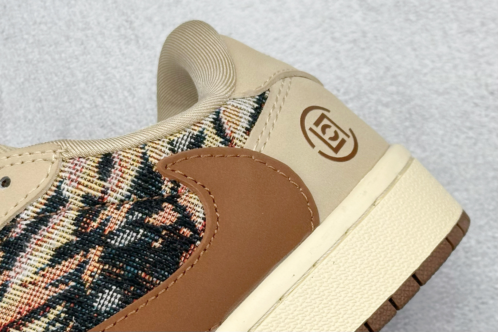 图片[9]-福利特价  Travis Scott x Fragment Design x Air Jordan 1 Low OG SP AJ1 乔1 冠希联名-摩卡棕针织 低帮文化休闲板鞋  #多方联名合作融合了Travis Scott 独特的音乐风格，藤原浩个性的设计风格以及Jordan品牌的经典元素 使其成为一双具有独特身份和价值的鞋子 清新而立体的外观加上联名标识更突出了其独特身份 这种配色方案显示出活力和时尚感 在视觉上引人注目 鞋身的质感和细腻的细节处理使其显得高端而格调十足 这款“倒钩”联名是设计与创意完美结合 融合多方的个性风格是一款备受瞩目的潮流鞋款 低帮休闲板鞋 定制鞋盒 大厂纯原品质出货 超高清洁度 皮料切割干净无任何毛边 细节完美 货号：JH6088-610  尺码：36 36.5 37.5 38 38.5 39 40 40.5 41 42 42.5 43 44 44.5 45-选品中心