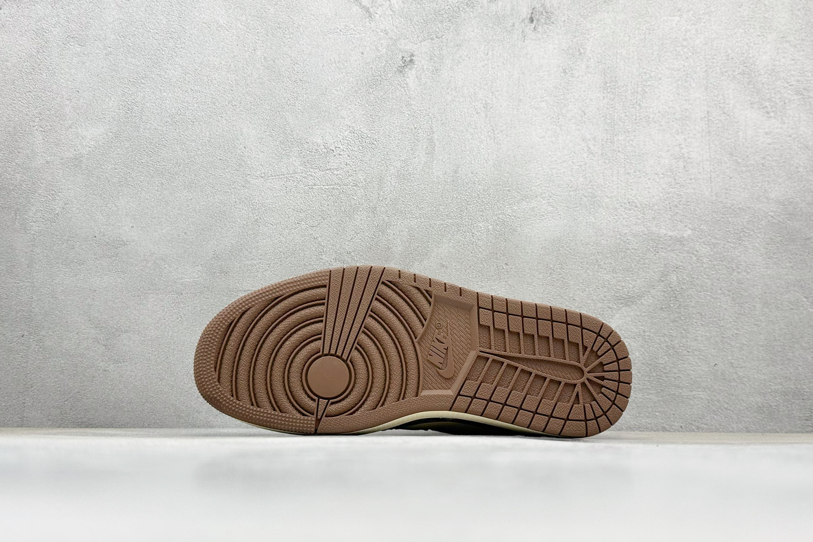 图片[4]-福利特价  Travis Scott x Fragment Design x Air Jordan 1 Low OG SP AJ1 乔1 冠希联名-摩卡棕针织 低帮文化休闲板鞋  #多方联名合作融合了Travis Scott 独特的音乐风格，藤原浩个性的设计风格以及Jordan品牌的经典元素 使其成为一双具有独特身份和价值的鞋子 清新而立体的外观加上联名标识更突出了其独特身份 这种配色方案显示出活力和时尚感 在视觉上引人注目 鞋身的质感和细腻的细节处理使其显得高端而格调十足 这款“倒钩”联名是设计与创意完美结合 融合多方的个性风格是一款备受瞩目的潮流鞋款 低帮休闲板鞋 定制鞋盒 大厂纯原品质出货 超高清洁度 皮料切割干净无任何毛边 细节完美 货号：JH6088-610  尺码：36 36.5 37.5 38 38.5 39 40 40.5 41 42 42.5 43 44 44.5 45-选品中心