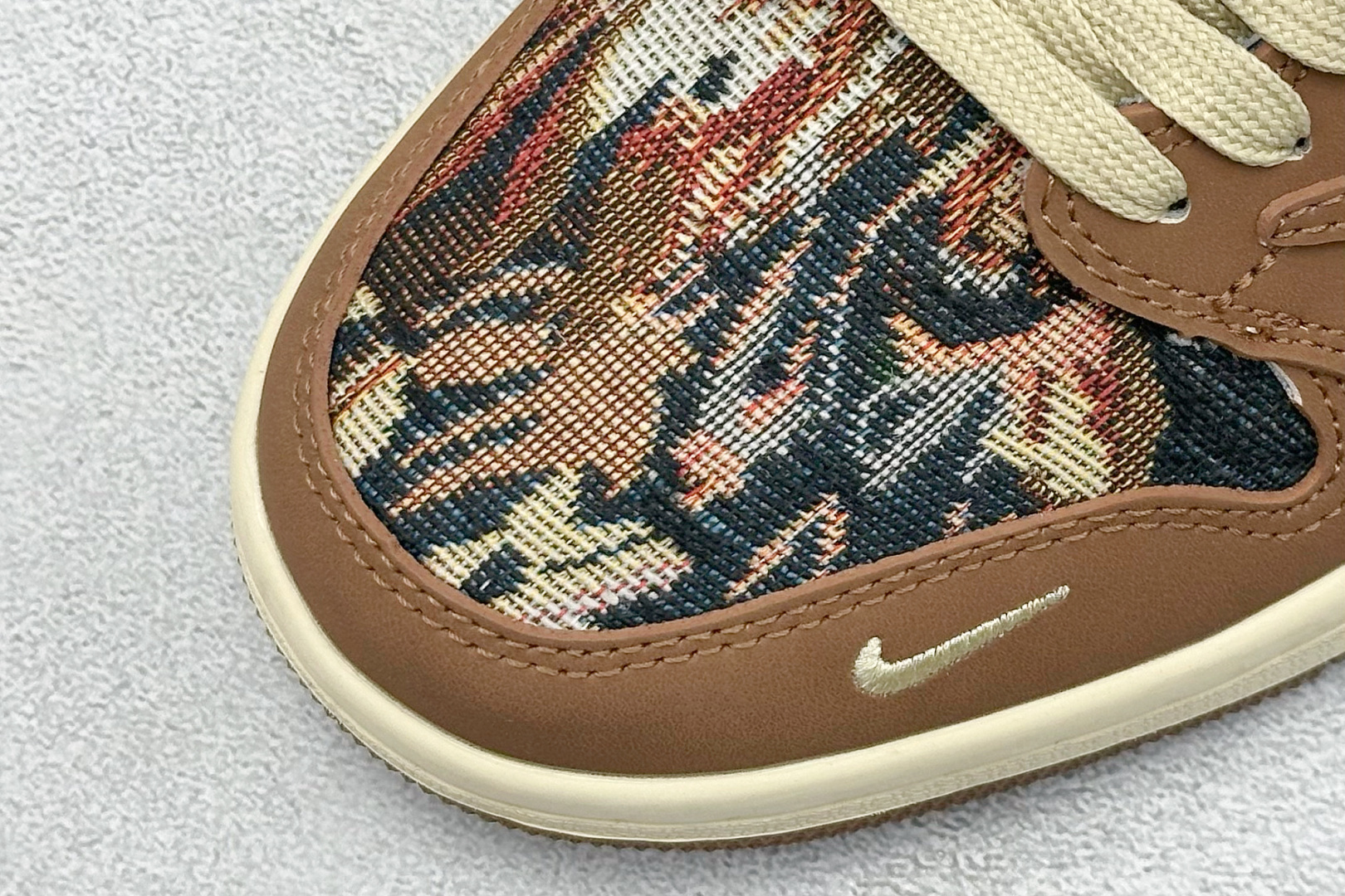 图片[7]-福利特价  Travis Scott x Fragment Design x Air Jordan 1 Low OG SP AJ1 乔1 冠希联名-摩卡棕针织 低帮文化休闲板鞋  #多方联名合作融合了Travis Scott 独特的音乐风格，藤原浩个性的设计风格以及Jordan品牌的经典元素 使其成为一双具有独特身份和价值的鞋子 清新而立体的外观加上联名标识更突出了其独特身份 这种配色方案显示出活力和时尚感 在视觉上引人注目 鞋身的质感和细腻的细节处理使其显得高端而格调十足 这款“倒钩”联名是设计与创意完美结合 融合多方的个性风格是一款备受瞩目的潮流鞋款 低帮休闲板鞋 定制鞋盒 大厂纯原品质出货 超高清洁度 皮料切割干净无任何毛边 细节完美 货号：JH6088-610  尺码：36 36.5 37.5 38 38.5 39 40 40.5 41 42 42.5 43 44 44.5 45-选品中心