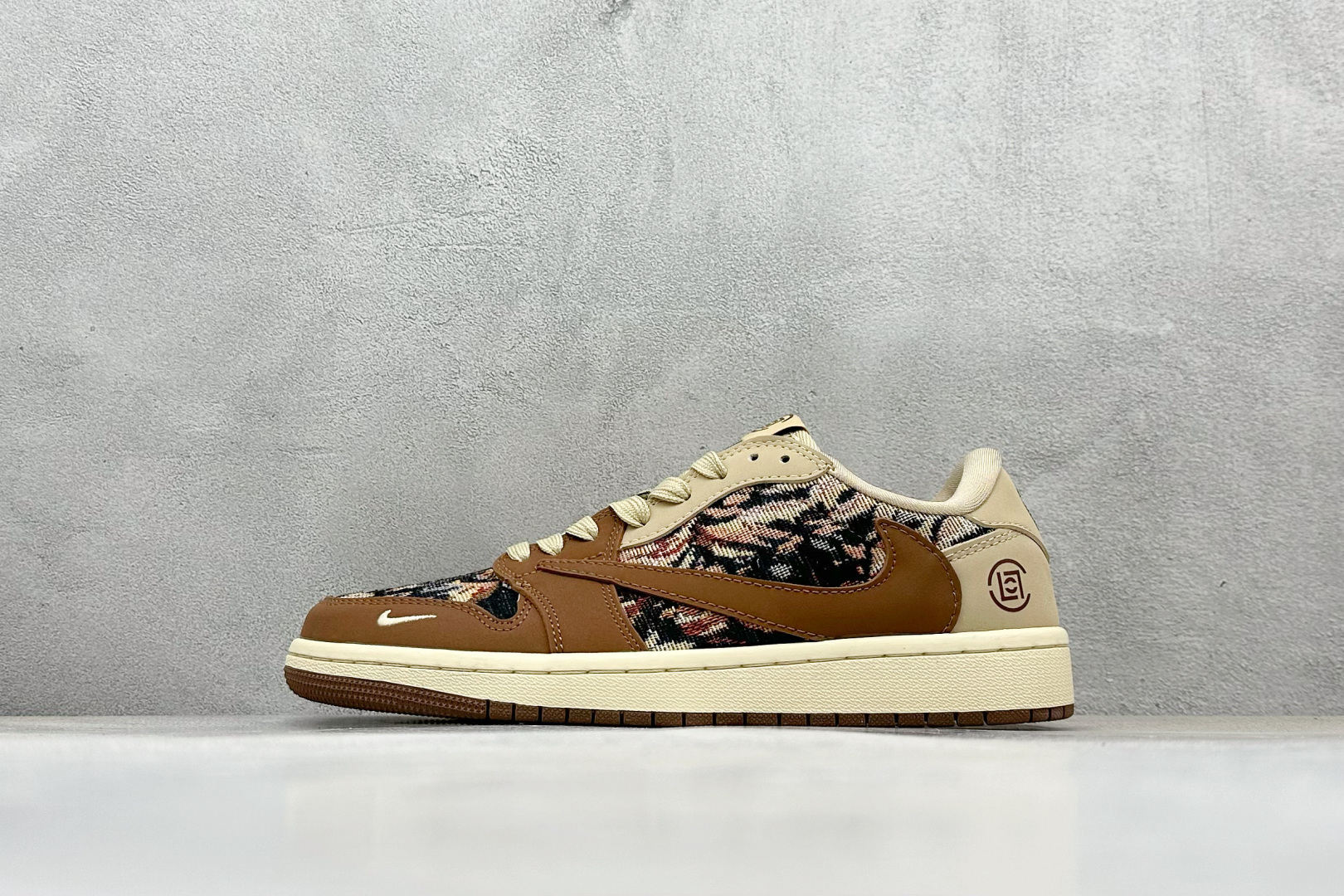 福利特价  Travis Scott x Fragment Design x Air Jordan 1 Low OG SP AJ1 乔1 冠希联名-摩卡棕针织 低帮文化休闲板鞋  #多方联名合作融合了Travis Scott 独特的音乐风格，藤原浩个性的设计风格以及Jordan品牌的经典元素 使其成为一双具有独特身份和价值的鞋子 清新而立体的外观加上联名标识更突出了其独特身份 这种配色方案显示出活力和时尚感 在视觉上引人注目 鞋身的质感和细腻的细节处理使其显得高端而格调十足 这款“倒钩”联名是设计与创意完美结合 融合多方的个性风格是一款备受瞩目的潮流鞋款 低帮休闲板鞋 定制鞋盒 大厂纯原品质出货 超高清洁度 皮料切割干净无任何毛边 细节完美 货号：JH6088-610  尺码：36 36.5 37.5 38 38.5 39 40 40.5 41 42 42.5 43 44 44.5 45-选品中心