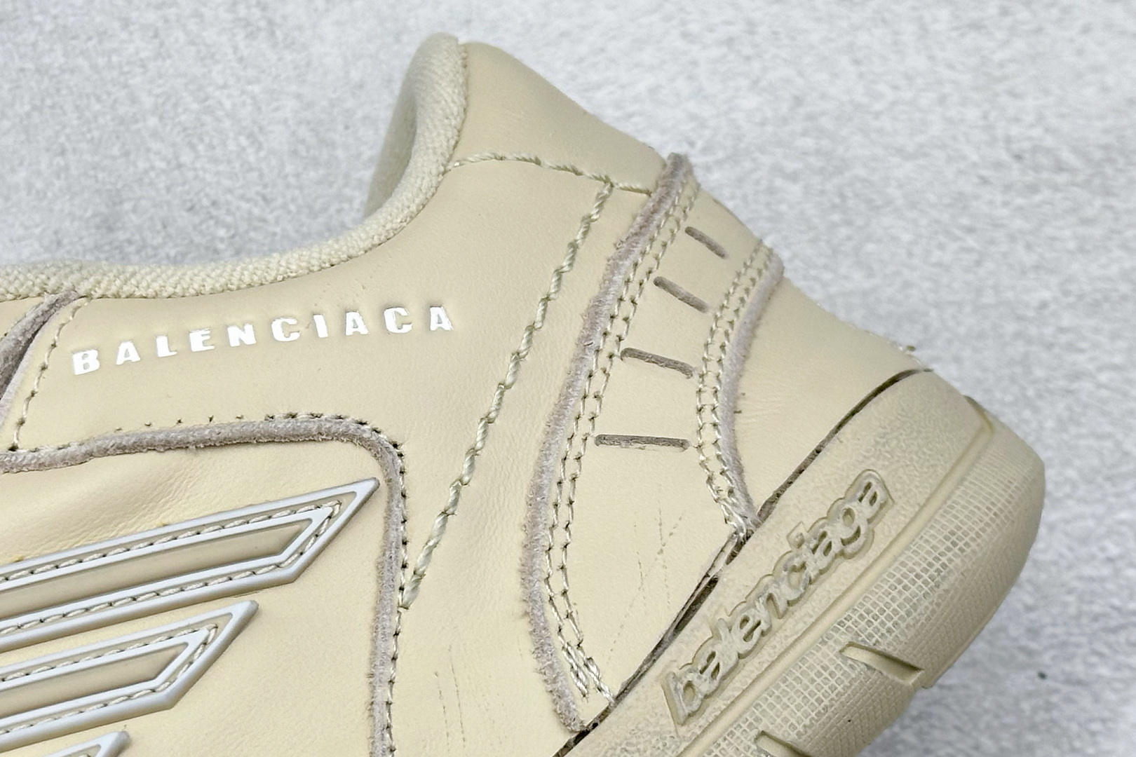 图片[9]-OK版Balenciaga Hamptons Worn-Out 巴黎世家十八18代 涤纶（聚酯纤维）牛皮革 圆头系带 低帮 生活休闲鞋板鞋 S2纯原生产线出品全套原纸板楦头开发 最原汁原味的灵魂版型 全鞋荧光划线卡点 胶水把控整洁度追求极致完美 每一双都是工艺品 多重QC质检 超越公司货的品控标准 实实在在的免检产品 原盒原配 正确字体电绣 粗细、位置、大小正确 侧边TPU 透气孔匹配意产原版 正确分离大底 TPU软底 原版一致大底LOGO 立体感十足 原厂皮料水洗做旧 采购原厂网纱 偏大一码 尺码：35 36 37 38 39 40 41 42 43 44 45 46-选品中心