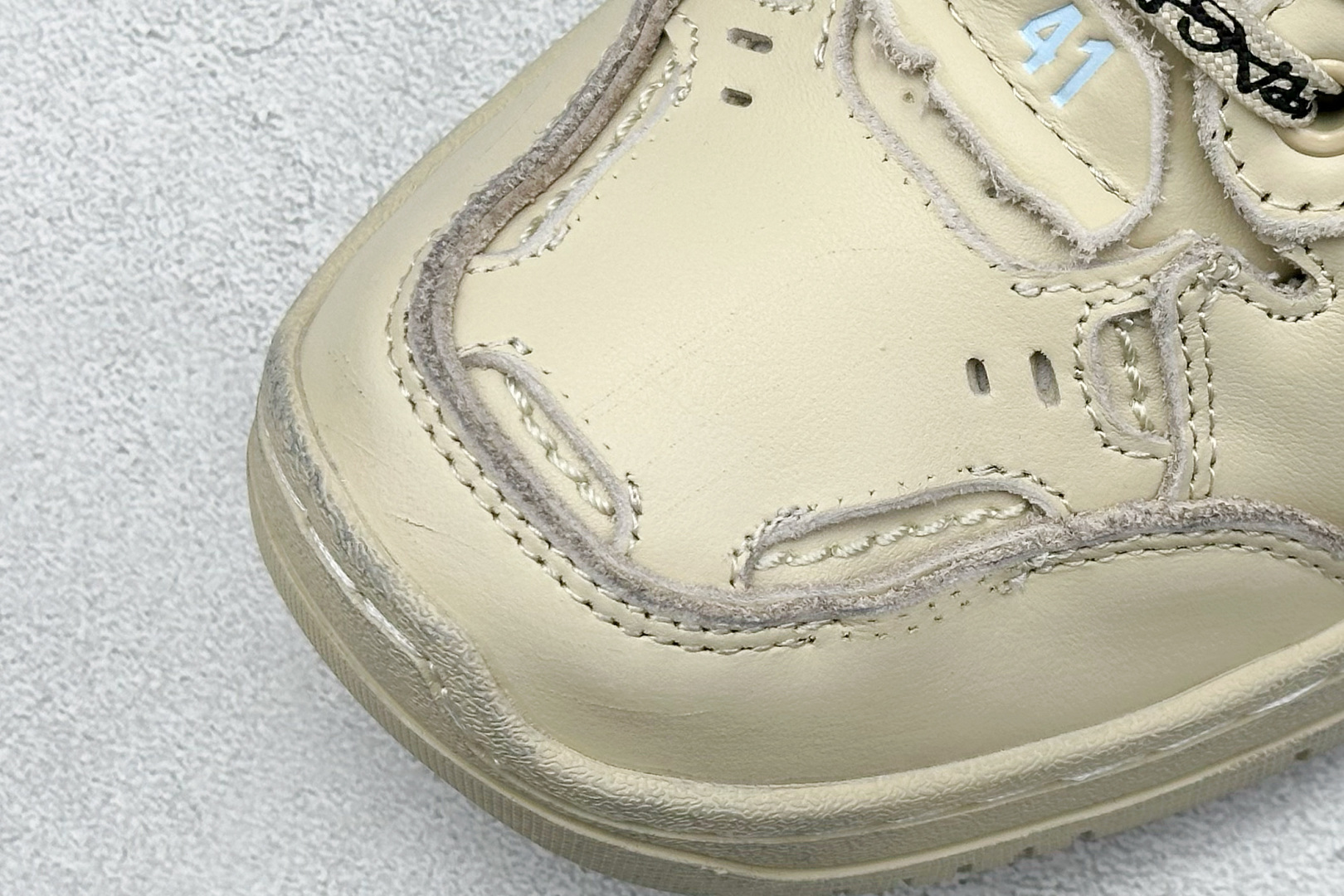 图片[7]-OK版Balenciaga Hamptons Worn-Out 巴黎世家十八18代 涤纶（聚酯纤维）牛皮革 圆头系带 低帮 生活休闲鞋板鞋 S2纯原生产线出品全套原纸板楦头开发 最原汁原味的灵魂版型 全鞋荧光划线卡点 胶水把控整洁度追求极致完美 每一双都是工艺品 多重QC质检 超越公司货的品控标准 实实在在的免检产品 原盒原配 正确字体电绣 粗细、位置、大小正确 侧边TPU 透气孔匹配意产原版 正确分离大底 TPU软底 原版一致大底LOGO 立体感十足 原厂皮料水洗做旧 采购原厂网纱 偏大一码 尺码：35 36 37 38 39 40 41 42 43 44 45 46-选品中心