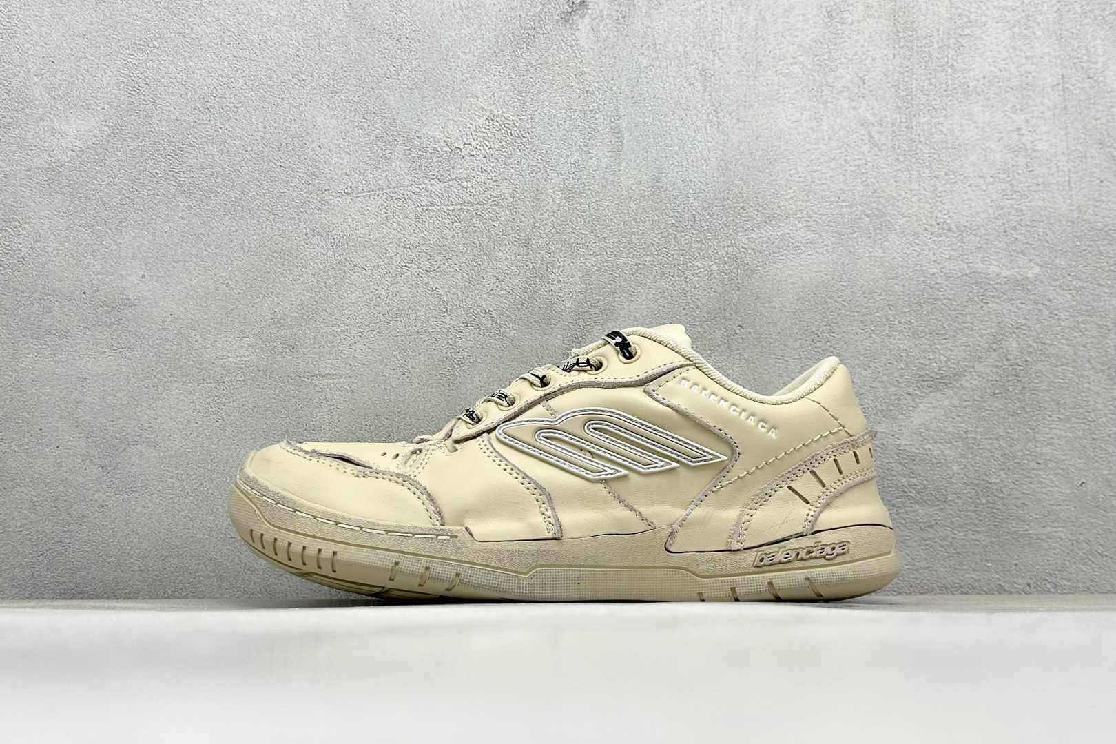 OK版Balenciaga Hamptons Worn-Out 巴黎世家十八18代 涤纶（聚酯纤维）牛皮革 圆头系带 低帮 生活休闲鞋板鞋 S2纯原生产线出品全套原纸板楦头开发 最原汁原味的灵魂版型 全鞋荧光划线卡点 胶水把控整洁度追求极致完美 每一双都是工艺品 多重QC质检 超越公司货的品控标准 实实在在的免检产品 原盒原配 正确字体电绣 粗细、位置、大小正确 侧边TPU 透气孔匹配意产原版 正确分离大底 TPU软底 原版一致大底LOGO 立体感十足 原厂皮料水洗做旧 采购原厂网纱 偏大一码 尺码：35 36 37 38 39 40 41 42 43 44 45 46-选品中心