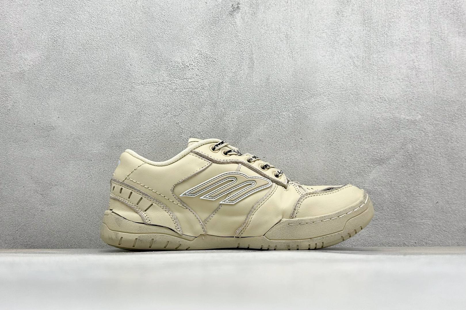 图片[2]-OK版Balenciaga Hamptons Worn-Out 巴黎世家十八18代 涤纶（聚酯纤维）牛皮革 圆头系带 低帮 生活休闲鞋板鞋 S2纯原生产线出品全套原纸板楦头开发 最原汁原味的灵魂版型 全鞋荧光划线卡点 胶水把控整洁度追求极致完美 每一双都是工艺品 多重QC质检 超越公司货的品控标准 实实在在的免检产品 原盒原配 正确字体电绣 粗细、位置、大小正确 侧边TPU 透气孔匹配意产原版 正确分离大底 TPU软底 原版一致大底LOGO 立体感十足 原厂皮料水洗做旧 采购原厂网纱 偏大一码 尺码：35 36 37 38 39 40 41 42 43 44 45 46-选品中心