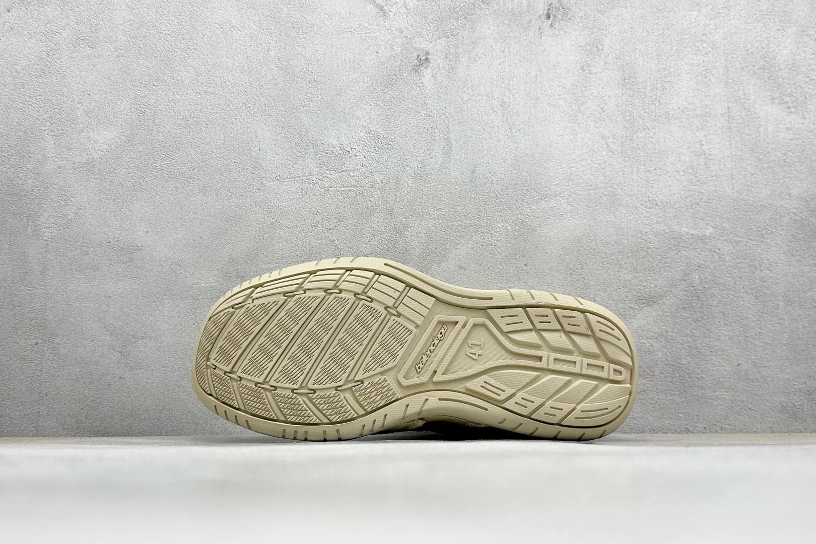 图片[4]-OK版Balenciaga Hamptons Worn-Out 巴黎世家十八18代 涤纶（聚酯纤维）牛皮革 圆头系带 低帮 生活休闲鞋板鞋 S2纯原生产线出品全套原纸板楦头开发 最原汁原味的灵魂版型 全鞋荧光划线卡点 胶水把控整洁度追求极致完美 每一双都是工艺品 多重QC质检 超越公司货的品控标准 实实在在的免检产品 原盒原配 正确字体电绣 粗细、位置、大小正确 侧边TPU 透气孔匹配意产原版 正确分离大底 TPU软底 原版一致大底LOGO 立体感十足 原厂皮料水洗做旧 采购原厂网纱 偏大一码 尺码：35 36 37 38 39 40 41 42 43 44 45 46-选品中心