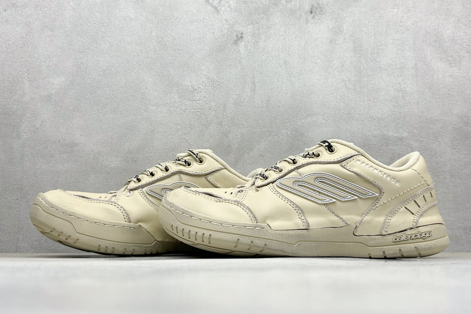 图片[5]-OK版Balenciaga Hamptons Worn-Out 巴黎世家十八18代 涤纶（聚酯纤维）牛皮革 圆头系带 低帮 生活休闲鞋板鞋 S2纯原生产线出品全套原纸板楦头开发 最原汁原味的灵魂版型 全鞋荧光划线卡点 胶水把控整洁度追求极致完美 每一双都是工艺品 多重QC质检 超越公司货的品控标准 实实在在的免检产品 原盒原配 正确字体电绣 粗细、位置、大小正确 侧边TPU 透气孔匹配意产原版 正确分离大底 TPU软底 原版一致大底LOGO 立体感十足 原厂皮料水洗做旧 采购原厂网纱 偏大一码 尺码：35 36 37 38 39 40 41 42 43 44 45 46-选品中心