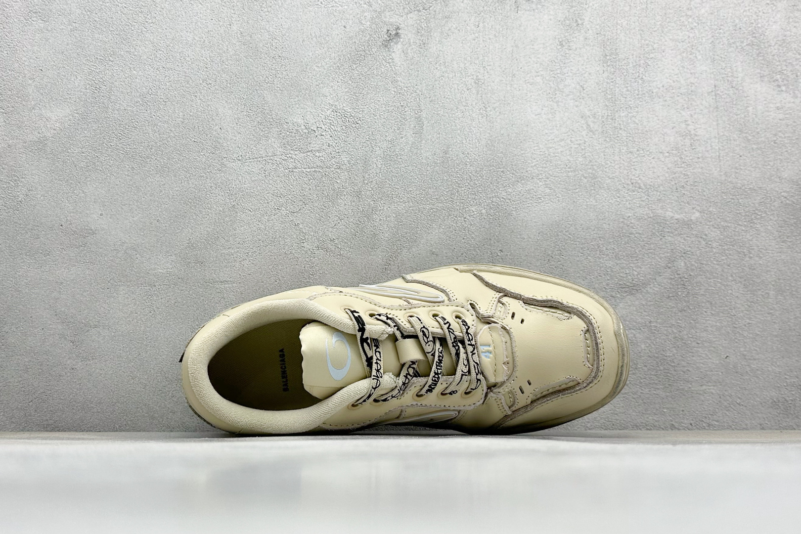 图片[3]-OK版Balenciaga Hamptons Worn-Out 巴黎世家十八18代 涤纶（聚酯纤维）牛皮革 圆头系带 低帮 生活休闲鞋板鞋 S2纯原生产线出品全套原纸板楦头开发 最原汁原味的灵魂版型 全鞋荧光划线卡点 胶水把控整洁度追求极致完美 每一双都是工艺品 多重QC质检 超越公司货的品控标准 实实在在的免检产品 原盒原配 正确字体电绣 粗细、位置、大小正确 侧边TPU 透气孔匹配意产原版 正确分离大底 TPU软底 原版一致大底LOGO 立体感十足 原厂皮料水洗做旧 采购原厂网纱 偏大一码 尺码：35 36 37 38 39 40 41 42 43 44 45 46-选品中心