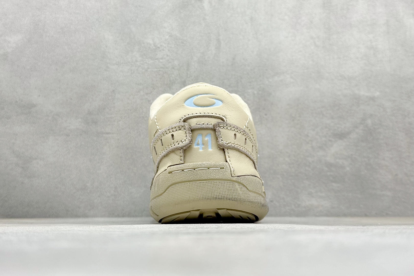 图片[6]-OK版Balenciaga Hamptons Worn-Out 巴黎世家十八18代 涤纶（聚酯纤维）牛皮革 圆头系带 低帮 生活休闲鞋板鞋 S2纯原生产线出品全套原纸板楦头开发 最原汁原味的灵魂版型 全鞋荧光划线卡点 胶水把控整洁度追求极致完美 每一双都是工艺品 多重QC质检 超越公司货的品控标准 实实在在的免检产品 原盒原配 正确字体电绣 粗细、位置、大小正确 侧边TPU 透气孔匹配意产原版 正确分离大底 TPU软底 原版一致大底LOGO 立体感十足 原厂皮料水洗做旧 采购原厂网纱 偏大一码 尺码：35 36 37 38 39 40 41 42 43 44 45 46-选品中心