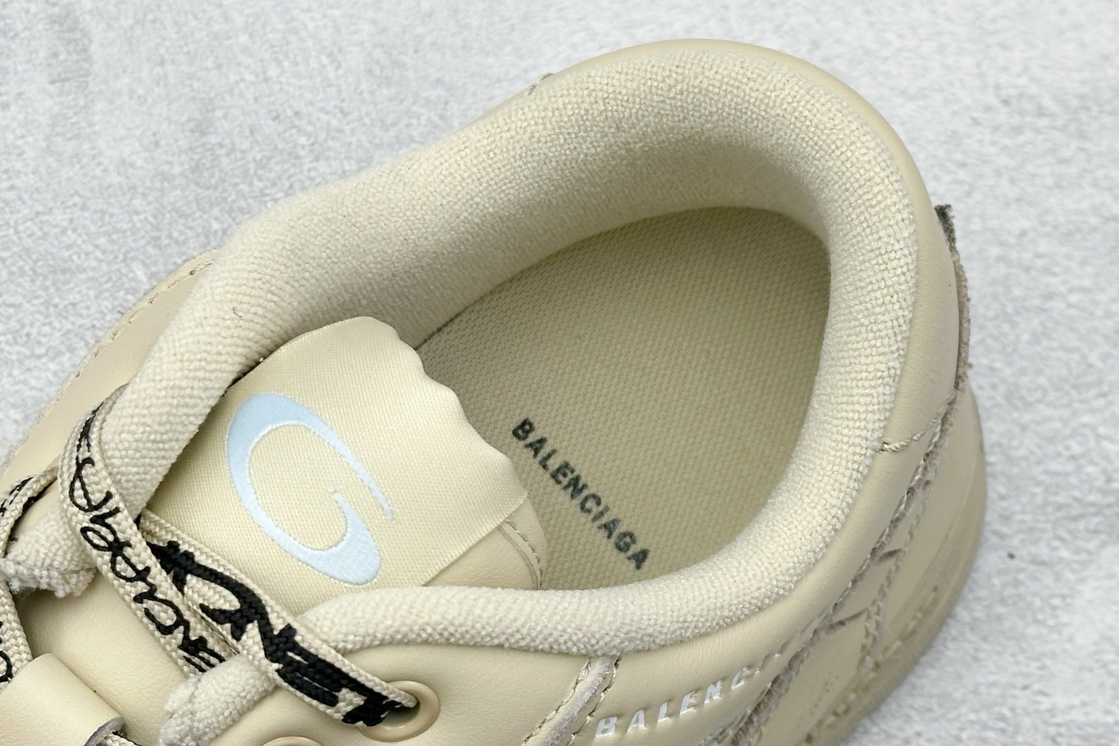 图片[8]-OK版Balenciaga Hamptons Worn-Out 巴黎世家十八18代 涤纶（聚酯纤维）牛皮革 圆头系带 低帮 生活休闲鞋板鞋 S2纯原生产线出品全套原纸板楦头开发 最原汁原味的灵魂版型 全鞋荧光划线卡点 胶水把控整洁度追求极致完美 每一双都是工艺品 多重QC质检 超越公司货的品控标准 实实在在的免检产品 原盒原配 正确字体电绣 粗细、位置、大小正确 侧边TPU 透气孔匹配意产原版 正确分离大底 TPU软底 原版一致大底LOGO 立体感十足 原厂皮料水洗做旧 采购原厂网纱 偏大一码 尺码：35 36 37 38 39 40 41 42 43 44 45 46-选品中心