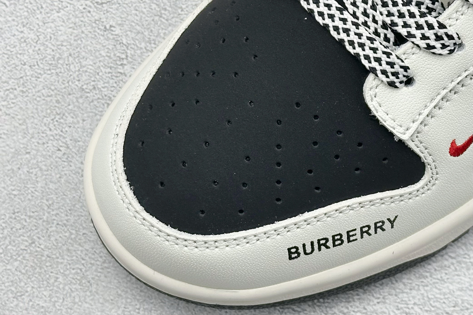 XC版Nike SB Dunk Low x BURBERRY 白黑双小勾 CS1688-117