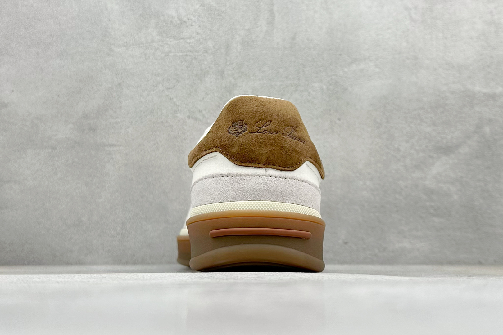 图片[6]-MOCASSINQ SUMMER SUEDE D . DIV martniel 马内尔 PU 休闲板鞋 广东纯原大厂出品 基础款圆领设计 简洁大方 简洁的品牌logo+名字很简约英氏风格 作为内搭露出时 不会抢夺外套的焦点 也不会显花哨 反而增加时髦感与轻松感 白色与米色开衫形成对比 增加了层次感与清新感 货号：XS5677-选品中心