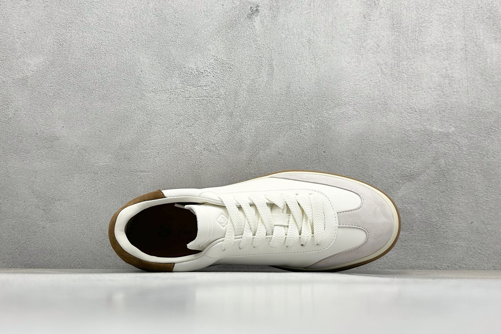 图片[3]-MOCASSINQ SUMMER SUEDE D . DIV martniel 马内尔 PU 休闲板鞋 广东纯原大厂出品 基础款圆领设计 简洁大方 简洁的品牌logo+名字很简约英氏风格 作为内搭露出时 不会抢夺外套的焦点 也不会显花哨 反而增加时髦感与轻松感 白色与米色开衫形成对比 增加了层次感与清新感 货号：XS5677-选品中心