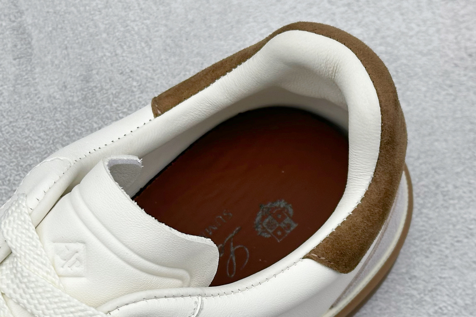 图片[8]-MOCASSINQ SUMMER SUEDE D . DIV martniel 马内尔 PU 休闲板鞋 广东纯原大厂出品 基础款圆领设计 简洁大方 简洁的品牌logo+名字很简约英氏风格 作为内搭露出时 不会抢夺外套的焦点 也不会显花哨 反而增加时髦感与轻松感 白色与米色开衫形成对比 增加了层次感与清新感 货号：XS5677-选品中心