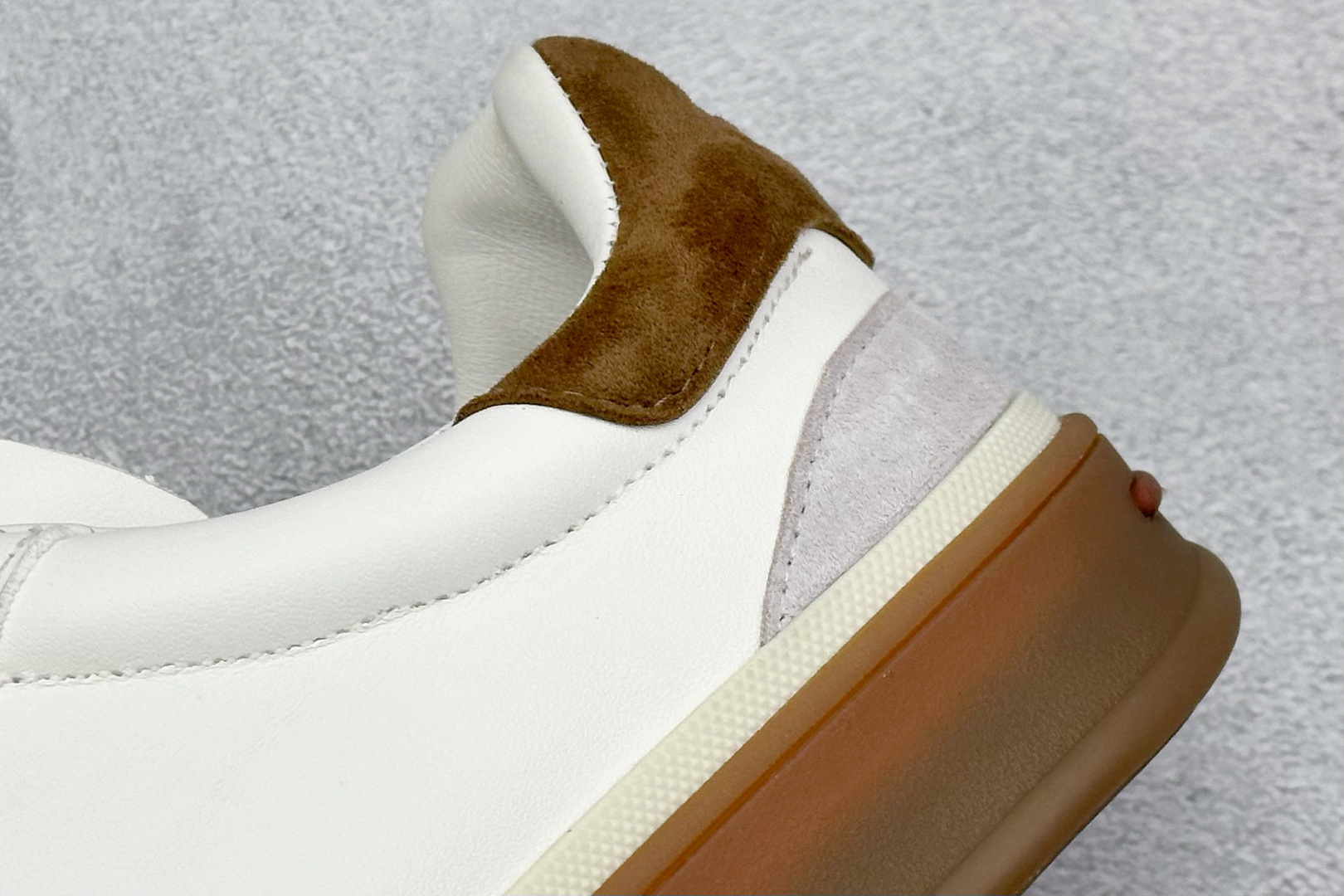 图片[9]-MOCASSINQ SUMMER SUEDE D . DIV martniel 马内尔 PU 休闲板鞋 广东纯原大厂出品 基础款圆领设计 简洁大方 简洁的品牌logo+名字很简约英氏风格 作为内搭露出时 不会抢夺外套的焦点 也不会显花哨 反而增加时髦感与轻松感 白色与米色开衫形成对比 增加了层次感与清新感 货号：XS5677-选品中心