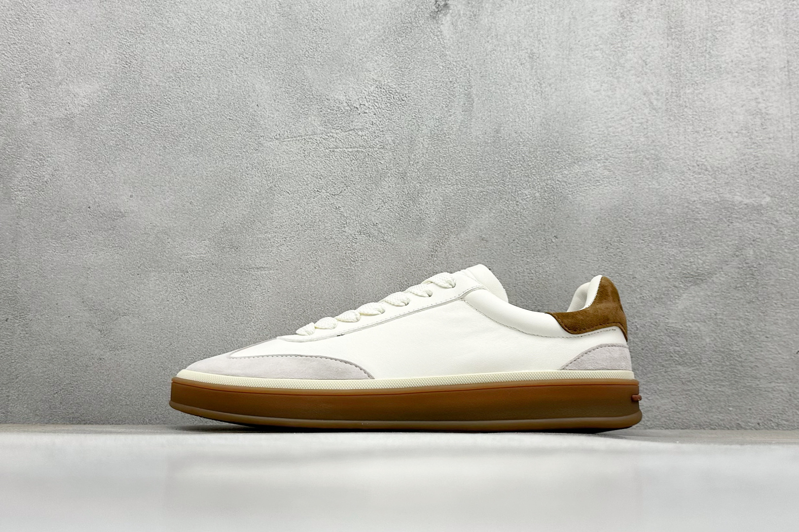 MOCASSINQ SUMMER SUEDE D . DIV martniel 马内尔 PU 休闲板鞋 广东纯原大厂出品 基础款圆领设计 简洁大方 简洁的品牌logo+名字很简约英氏风格 作为内搭露出时 不会抢夺外套的焦点 也不会显花哨 反而增加时髦感与轻松感 白色与米色开衫形成对比 增加了层次感与清新感 货号：XS5677-选品中心