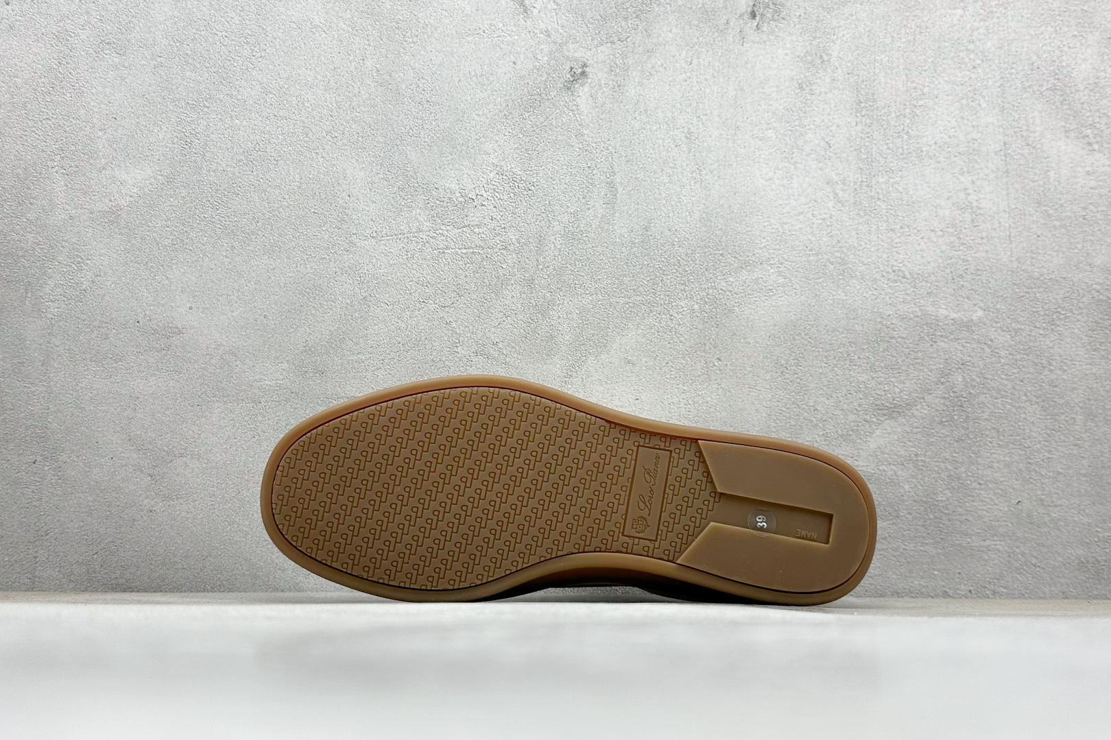 图片[4]-MOCASSINQ SUMMER SUEDE D . DIV martniel 马内尔 PU 休闲板鞋 广东纯原大厂出品 基础款圆领设计 简洁大方 简洁的品牌logo+名字很简约英氏风格 作为内搭露出时 不会抢夺外套的焦点 也不会显花哨 反而增加时髦感与轻松感 白色与米色开衫形成对比 增加了层次感与清新感 货号：XS5677-选品中心