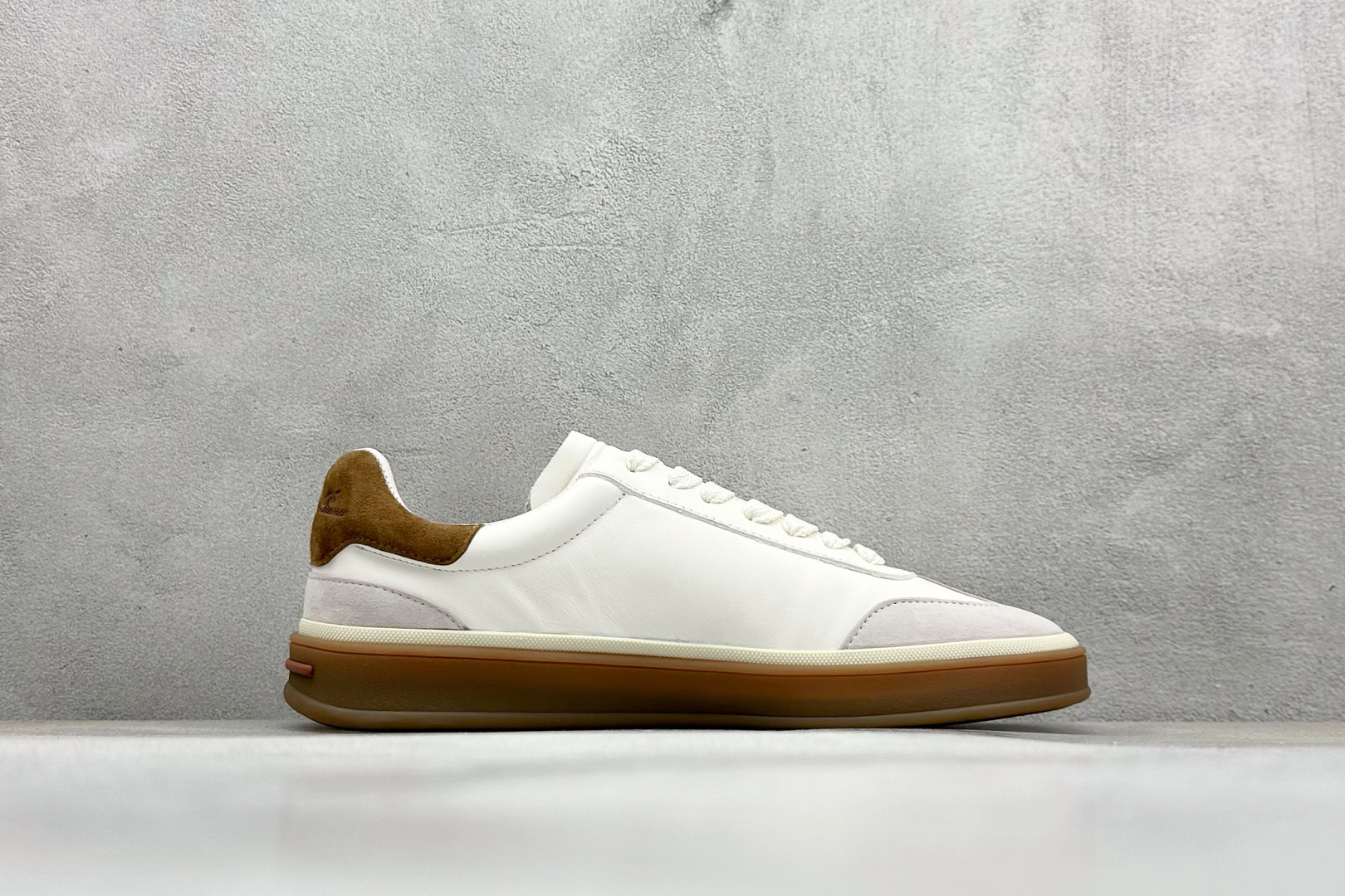 图片[2]-MOCASSINQ SUMMER SUEDE D . DIV martniel 马内尔 PU 休闲板鞋 广东纯原大厂出品 基础款圆领设计 简洁大方 简洁的品牌logo+名字很简约英氏风格 作为内搭露出时 不会抢夺外套的焦点 也不会显花哨 反而增加时髦感与轻松感 白色与米色开衫形成对比 增加了层次感与清新感 货号：XS5677-选品中心