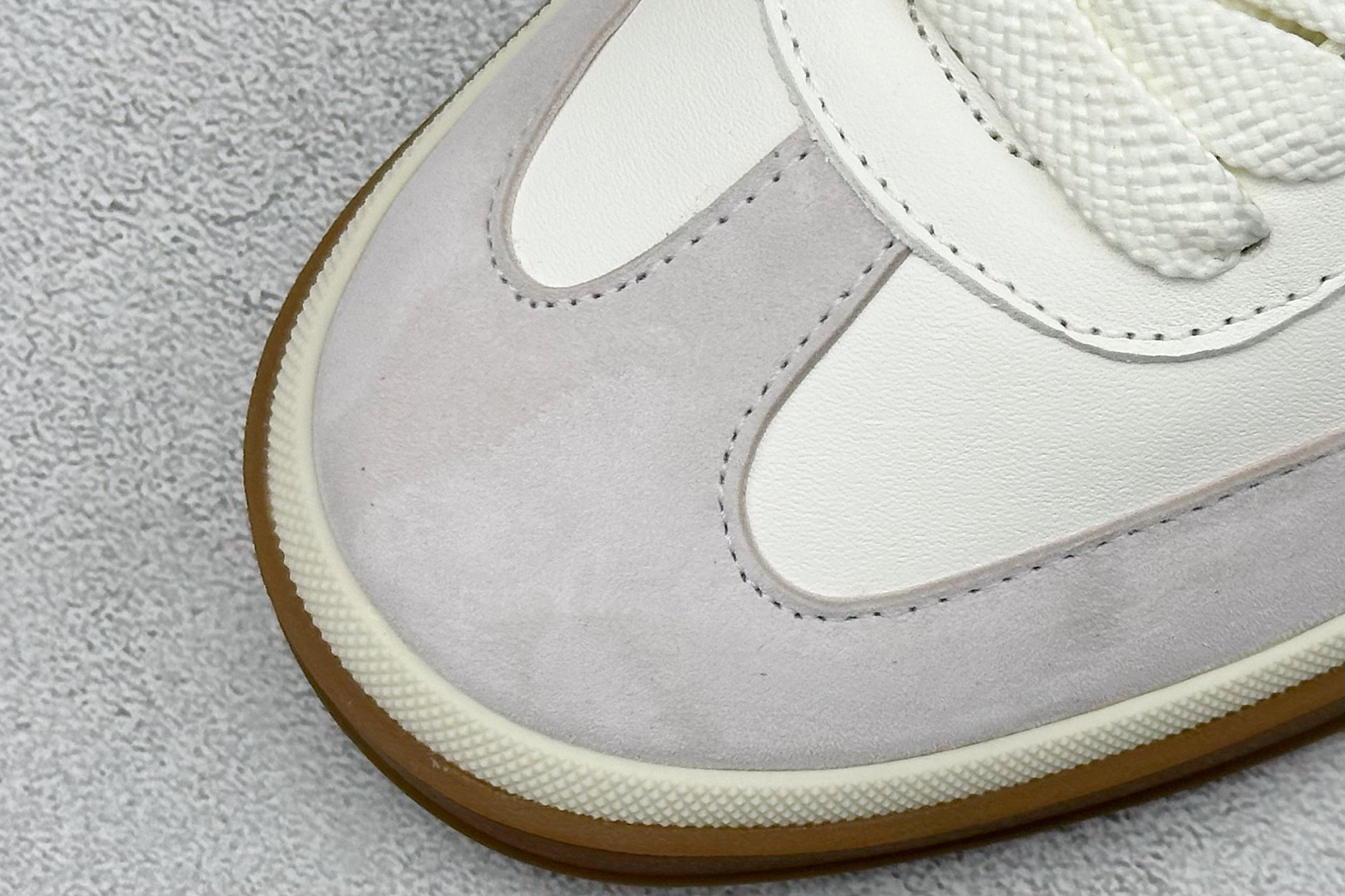 图片[7]-MOCASSINQ SUMMER SUEDE D . DIV martniel 马内尔 PU 休闲板鞋 广东纯原大厂出品 基础款圆领设计 简洁大方 简洁的品牌logo+名字很简约英氏风格 作为内搭露出时 不会抢夺外套的焦点 也不会显花哨 反而增加时髦感与轻松感 白色与米色开衫形成对比 增加了层次感与清新感 货号：XS5677-选品中心