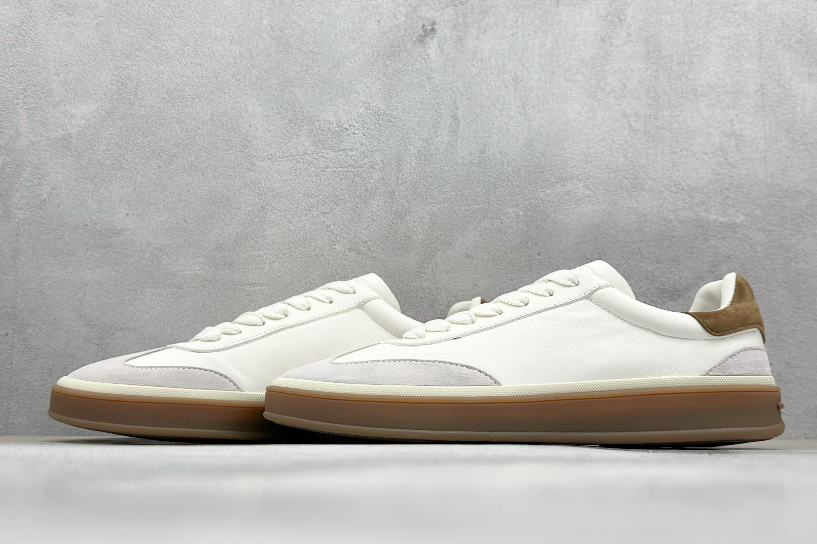 图片[5]-MOCASSINQ SUMMER SUEDE D . DIV martniel 马内尔 PU 休闲板鞋 广东纯原大厂出品 基础款圆领设计 简洁大方 简洁的品牌logo+名字很简约英氏风格 作为内搭露出时 不会抢夺外套的焦点 也不会显花哨 反而增加时髦感与轻松感 白色与米色开衫形成对比 增加了层次感与清新感 货号：XS5677-选品中心