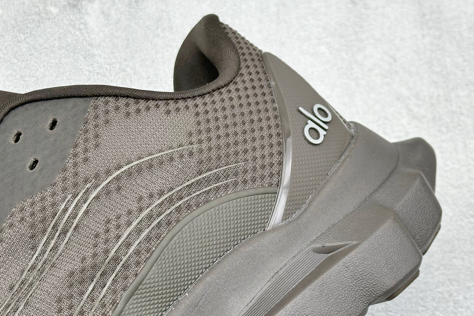 图片[9]-alo 25ss夏季新款 厚底 休闲 RUNNER 运动跑步鞋 情侣 上脚超级百搭 超级舒适。厚底款但是上脚一点都不沉重 厚底舒适非常轻便 套上袜套搭配更好看 上脚增高显腿细！ 明星同款推荐～超级适合小个子女生～鞋子整体也是经典的拼色撞色设计搭配鞋面细腻的真皮纹路肌理感 鞋面材质原版开模工艺网面 大底IP发泡超清料/底片橡胶防滑 尺码：36-45-选品中心