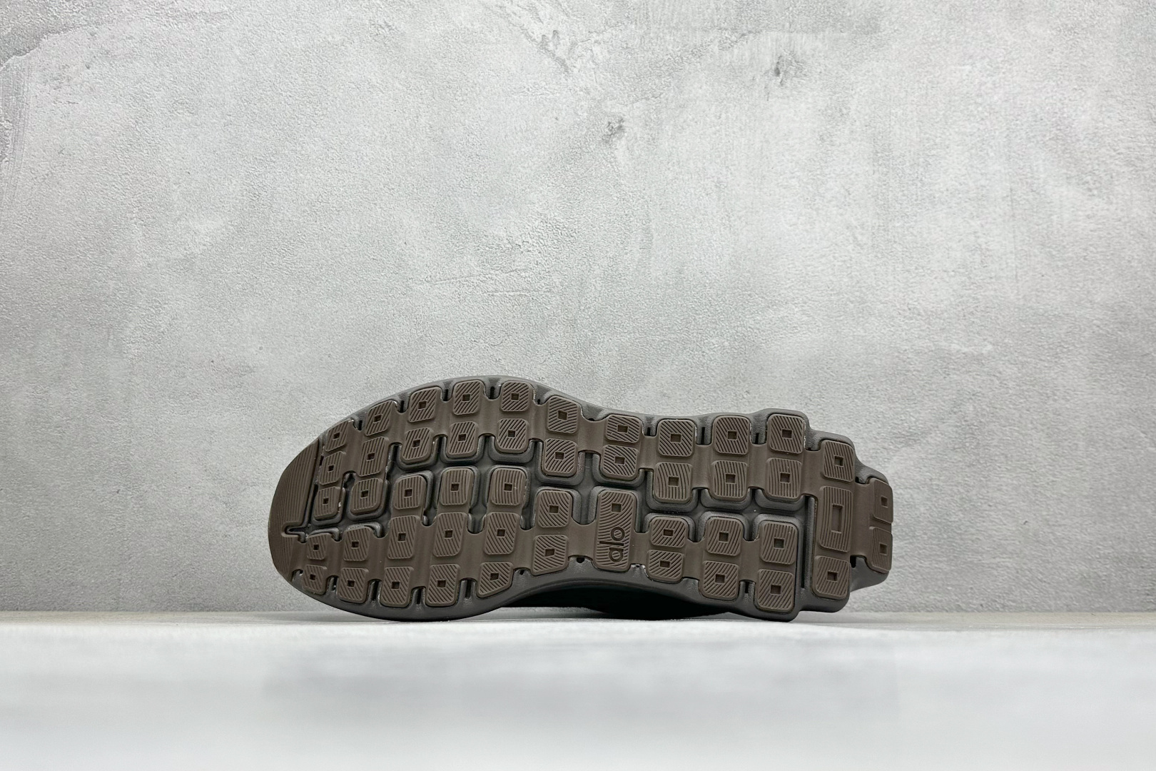 图片[4]-alo 25ss夏季新款 厚底 休闲 RUNNER 运动跑步鞋 情侣 上脚超级百搭 超级舒适。厚底款但是上脚一点都不沉重 厚底舒适非常轻便 套上袜套搭配更好看 上脚增高显腿细！ 明星同款推荐～超级适合小个子女生～鞋子整体也是经典的拼色撞色设计搭配鞋面细腻的真皮纹路肌理感 鞋面材质原版开模工艺网面 大底IP发泡超清料/底片橡胶防滑 尺码：36-45-选品中心