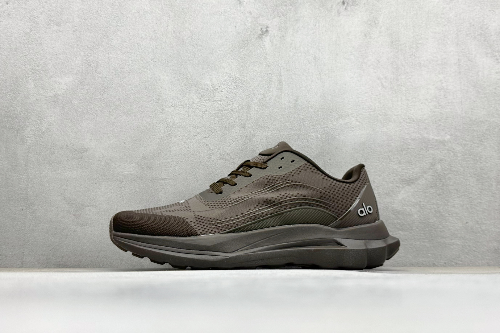 alo 25ss夏季新款 厚底 休闲 RUNNER 运动跑步鞋 情侣 上脚超级百搭 超级舒适。厚底款但是上脚一点都不沉重 厚底舒适非常轻便 套上袜套搭配更好看 上脚增高显腿细！ 明星同款推荐～超级适合小个子女生～鞋子整体也是经典的拼色撞色设计搭配鞋面细腻的真皮纹路肌理感 鞋面材质原版开模工艺网面 大底IP发泡超清料/底片橡胶防滑 尺码：36-45-选品中心