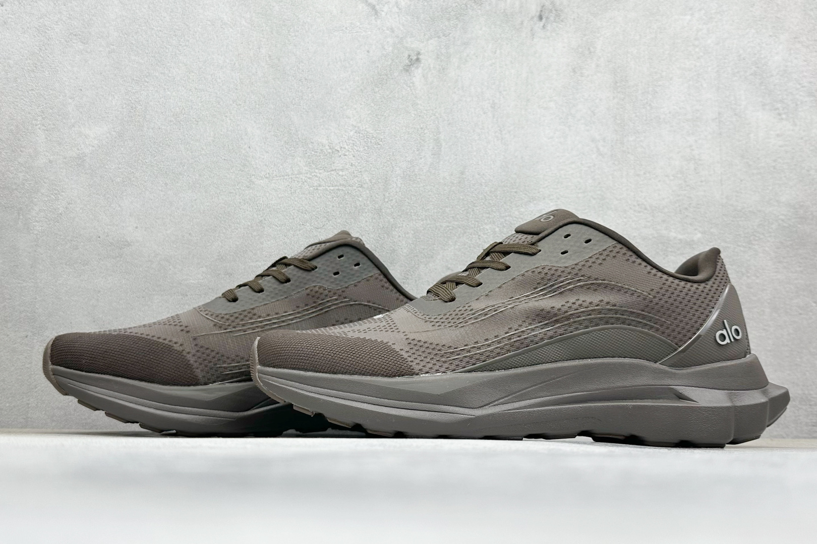 图片[5]-alo 25ss夏季新款 厚底 休闲 RUNNER 运动跑步鞋 情侣 上脚超级百搭 超级舒适。厚底款但是上脚一点都不沉重 厚底舒适非常轻便 套上袜套搭配更好看 上脚增高显腿细！ 明星同款推荐～超级适合小个子女生～鞋子整体也是经典的拼色撞色设计搭配鞋面细腻的真皮纹路肌理感 鞋面材质原版开模工艺网面 大底IP发泡超清料/底片橡胶防滑 尺码：36-45-选品中心