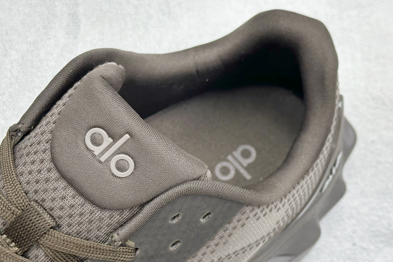 图片[8]-alo 25ss夏季新款 厚底 休闲 RUNNER 运动跑步鞋 情侣 上脚超级百搭 超级舒适。厚底款但是上脚一点都不沉重 厚底舒适非常轻便 套上袜套搭配更好看 上脚增高显腿细！ 明星同款推荐～超级适合小个子女生～鞋子整体也是经典的拼色撞色设计搭配鞋面细腻的真皮纹路肌理感 鞋面材质原版开模工艺网面 大底IP发泡超清料/底片橡胶防滑 尺码：36-45-选品中心