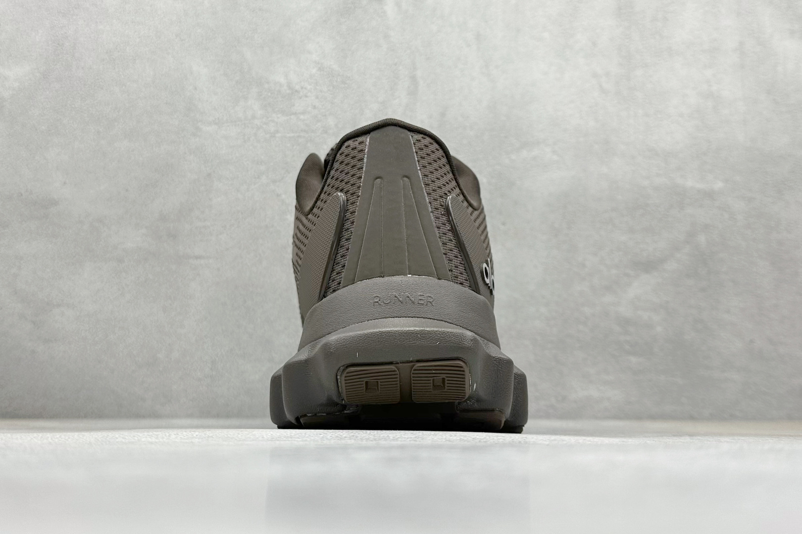 图片[6]-alo 25ss夏季新款 厚底 休闲 RUNNER 运动跑步鞋 情侣 上脚超级百搭 超级舒适。厚底款但是上脚一点都不沉重 厚底舒适非常轻便 套上袜套搭配更好看 上脚增高显腿细！ 明星同款推荐～超级适合小个子女生～鞋子整体也是经典的拼色撞色设计搭配鞋面细腻的真皮纹路肌理感 鞋面材质原版开模工艺网面 大底IP发泡超清料/底片橡胶防滑 尺码：36-45-选品中心