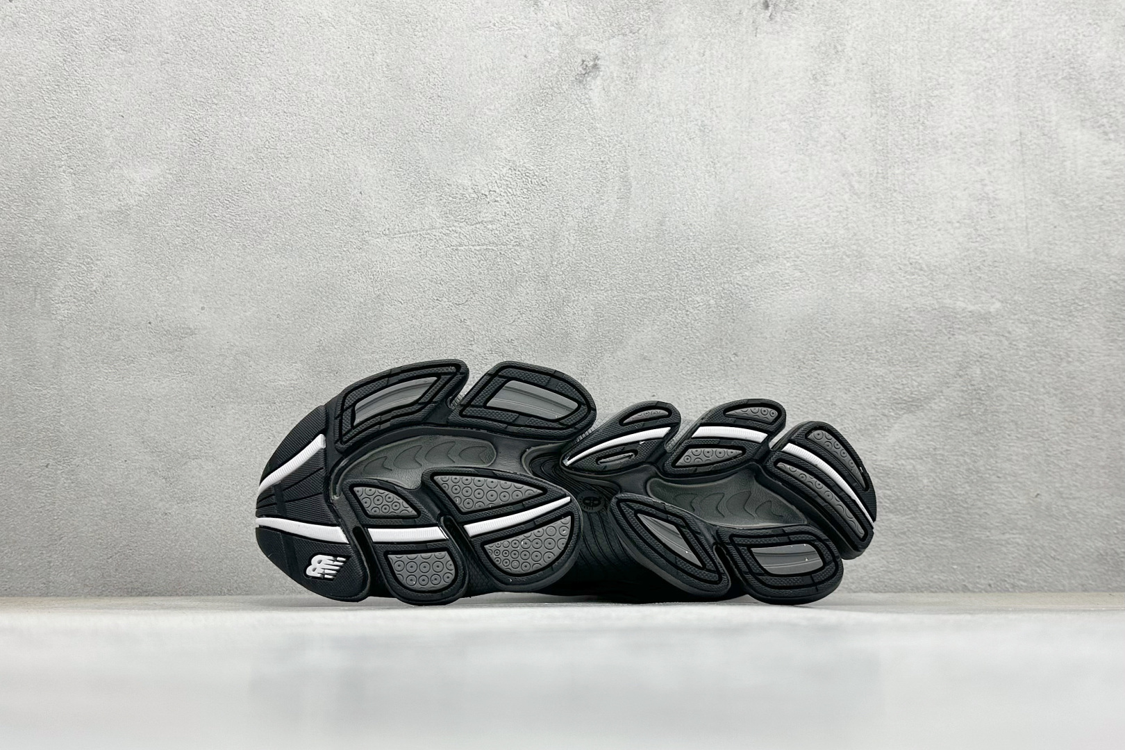 图片[4]-New Balance 新百伦 NB2000 网面休闲鞋 复古还要机能，NB官方重磅新品。一款融合复古设计与现代科技的跑鞋，以其经典的造型和舒适脚感，成为2025年复古潮流爱好的推荐单品。 极具视觉冲击力的5根ABZORB单元，以及无缝鞋面的设计，加上3M反光材质的装饰，比之前推出的9060系列更夸张，更具未来感。 货号：U2000JAD 尺码：36 37 37.5 38 38.5 39.5 40 40.5 41 42 42.5 43 44 44.5 45 46-选品中心