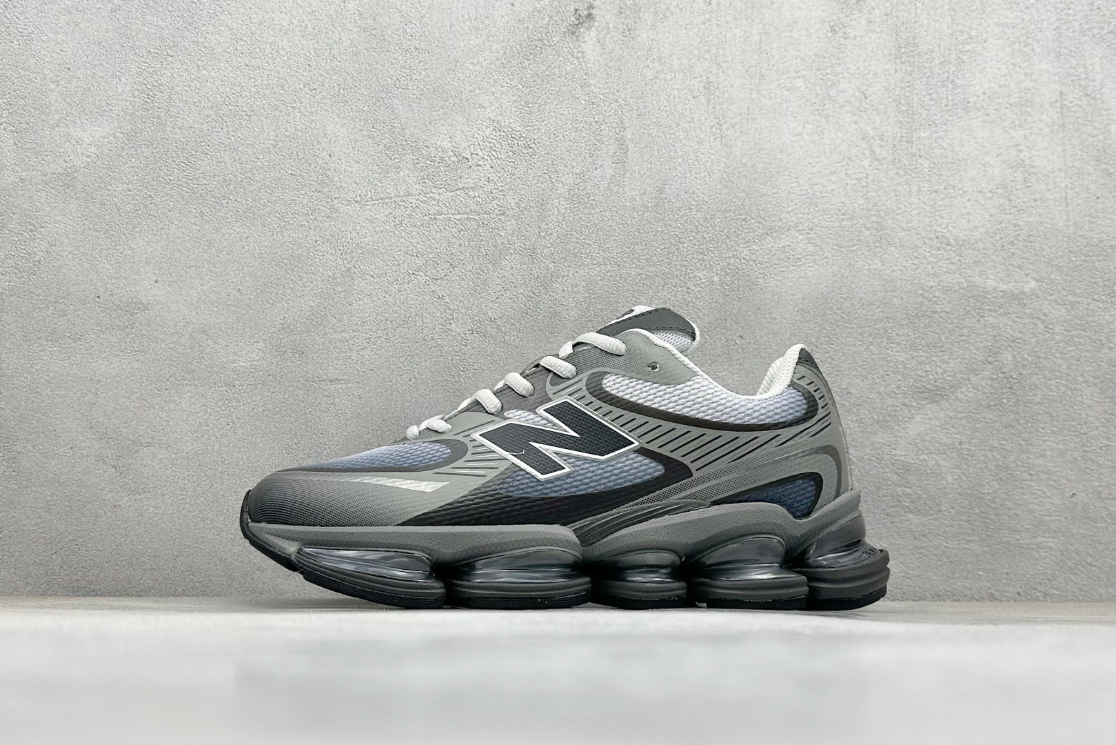 New Balance 新百伦 NB2000 网面休闲鞋 复古还要机能，NB官方重磅新品。一款融合复古设计与现代科技的跑鞋，以其经典的造型和舒适脚感，成为2025年复古潮流爱好的推荐单品。 极具视觉冲击力的5根ABZORB单元，以及无缝鞋面的设计，加上3M反光材质的装饰，比之前推出的9060系列更夸张，更具未来感。 货号：U2000JAD 尺码：36 37 37.5 38 38.5 39.5 40 40.5 41 42 42.5 43 44 44.5 45 46-选品中心