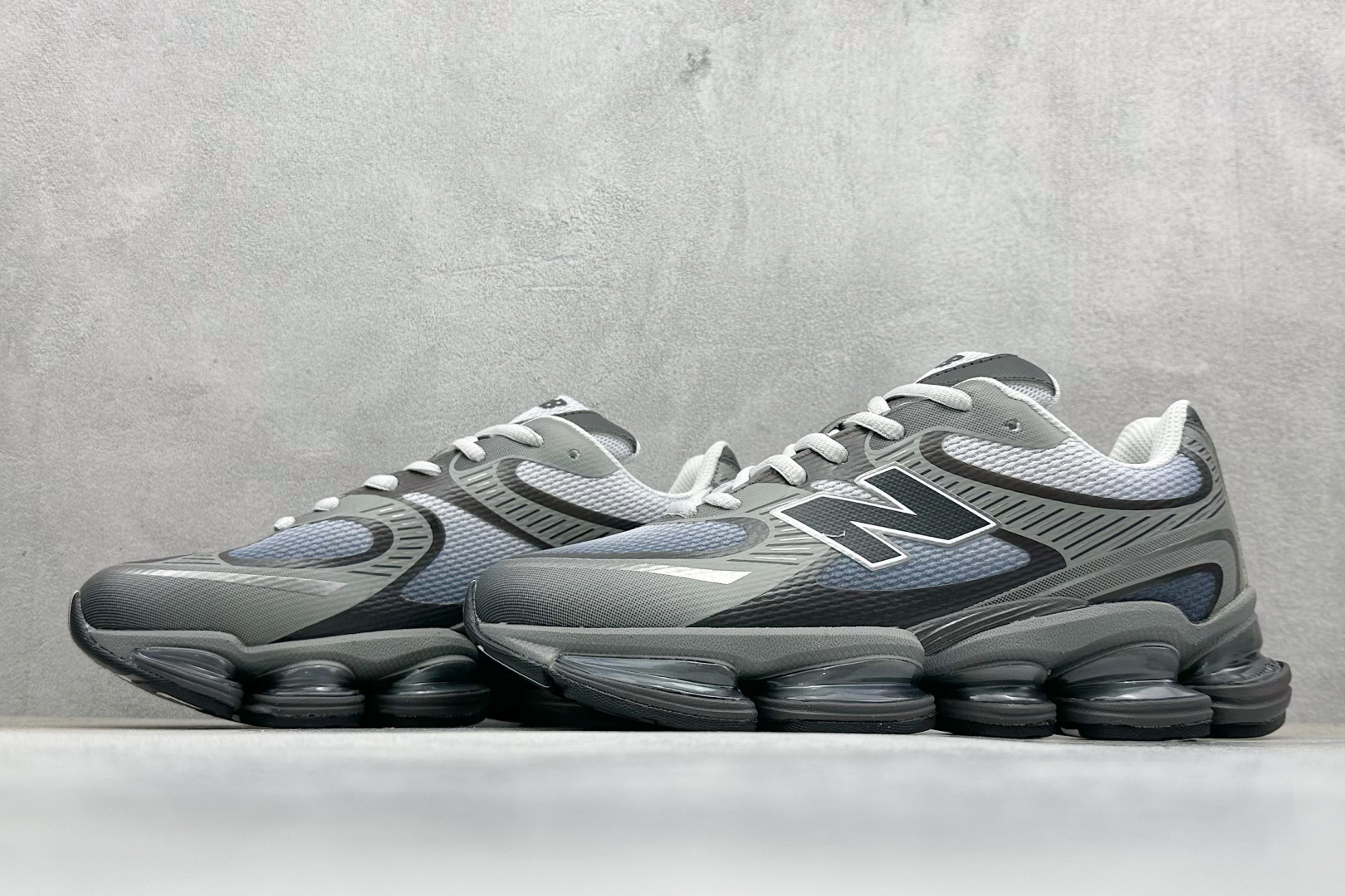 图片[5]-New Balance 新百伦 NB2000 网面休闲鞋 复古还要机能，NB官方重磅新品。一款融合复古设计与现代科技的跑鞋，以其经典的造型和舒适脚感，成为2025年复古潮流爱好的推荐单品。 极具视觉冲击力的5根ABZORB单元，以及无缝鞋面的设计，加上3M反光材质的装饰，比之前推出的9060系列更夸张，更具未来感。 货号：U2000JAD 尺码：36 37 37.5 38 38.5 39.5 40 40.5 41 42 42.5 43 44 44.5 45 46-选品中心