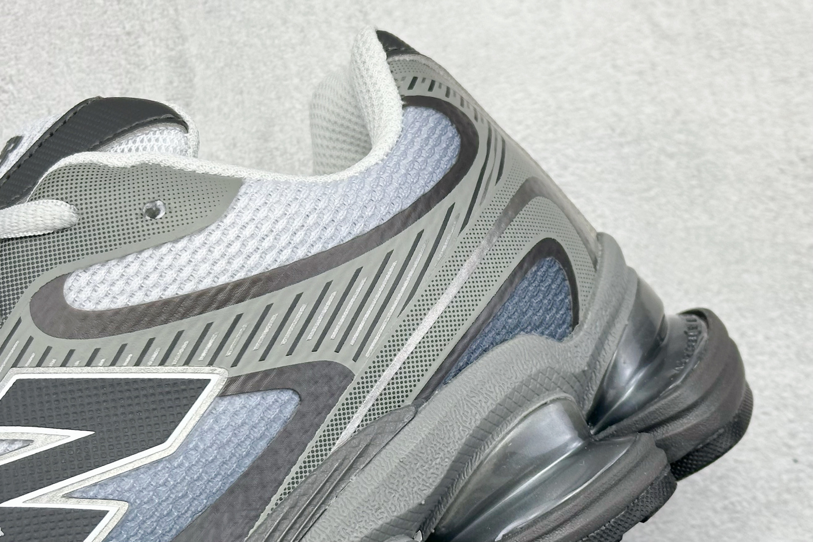 图片[9]-New Balance 新百伦 NB2000 网面休闲鞋 复古还要机能，NB官方重磅新品。一款融合复古设计与现代科技的跑鞋，以其经典的造型和舒适脚感，成为2025年复古潮流爱好的推荐单品。 极具视觉冲击力的5根ABZORB单元，以及无缝鞋面的设计，加上3M反光材质的装饰，比之前推出的9060系列更夸张，更具未来感。 货号：U2000JAD 尺码：36 37 37.5 38 38.5 39.5 40 40.5 41 42 42.5 43 44 44.5 45 46-选品中心