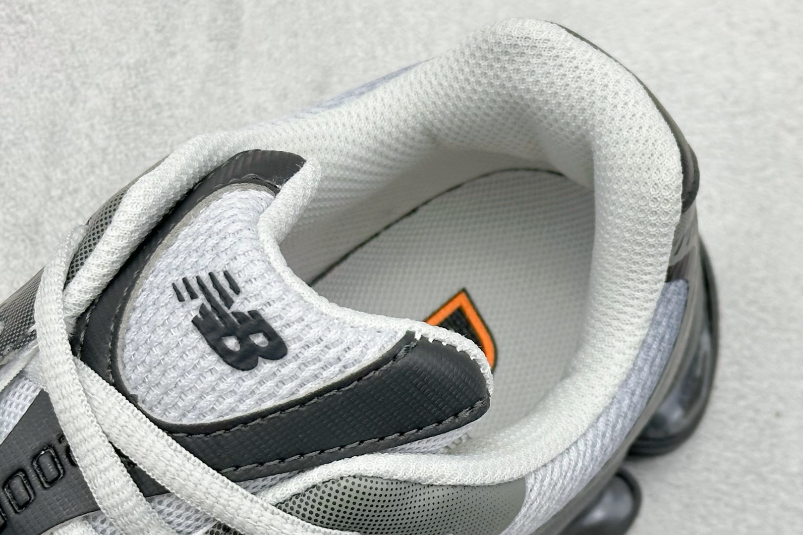 图片[8]-New Balance 新百伦 NB2000 网面休闲鞋 复古还要机能，NB官方重磅新品。一款融合复古设计与现代科技的跑鞋，以其经典的造型和舒适脚感，成为2025年复古潮流爱好的推荐单品。 极具视觉冲击力的5根ABZORB单元，以及无缝鞋面的设计，加上3M反光材质的装饰，比之前推出的9060系列更夸张，更具未来感。 货号：U2000JAD 尺码：36 37 37.5 38 38.5 39.5 40 40.5 41 42 42.5 43 44 44.5 45 46-选品中心