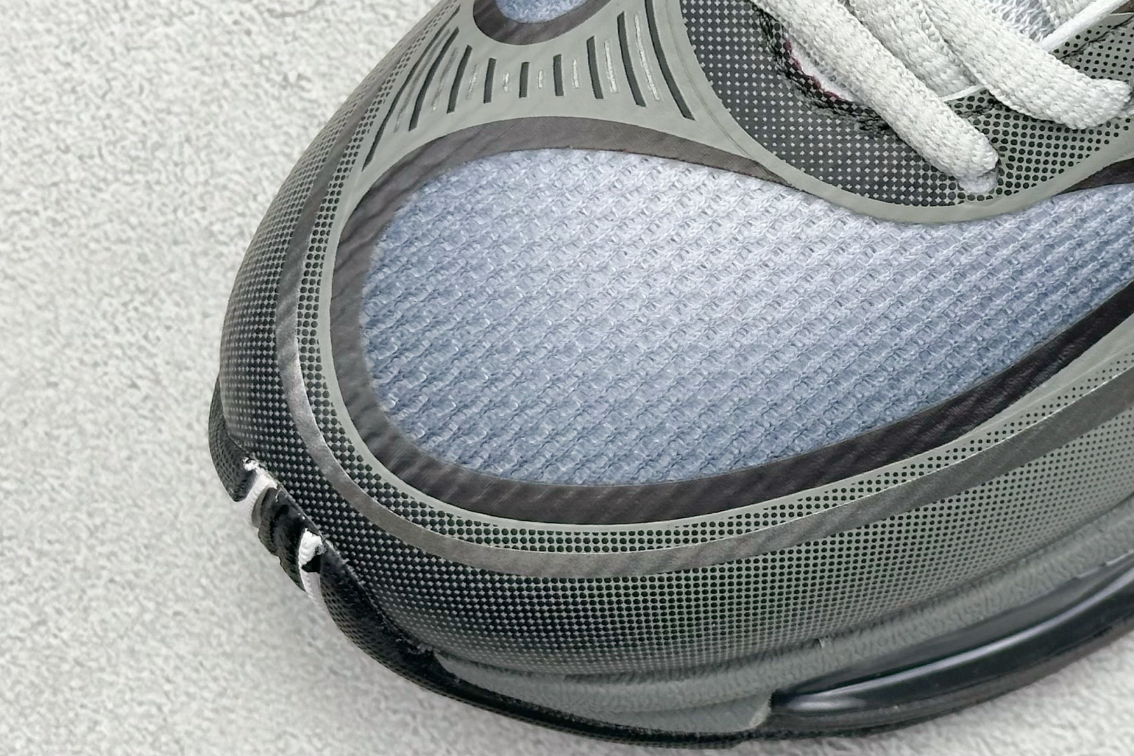 图片[7]-New Balance 新百伦 NB2000 网面休闲鞋 复古还要机能，NB官方重磅新品。一款融合复古设计与现代科技的跑鞋，以其经典的造型和舒适脚感，成为2025年复古潮流爱好的推荐单品。 极具视觉冲击力的5根ABZORB单元，以及无缝鞋面的设计，加上3M反光材质的装饰，比之前推出的9060系列更夸张，更具未来感。 货号：U2000JAD 尺码：36 37 37.5 38 38.5 39.5 40 40.5 41 42 42.5 43 44 44.5 45 46-选品中心