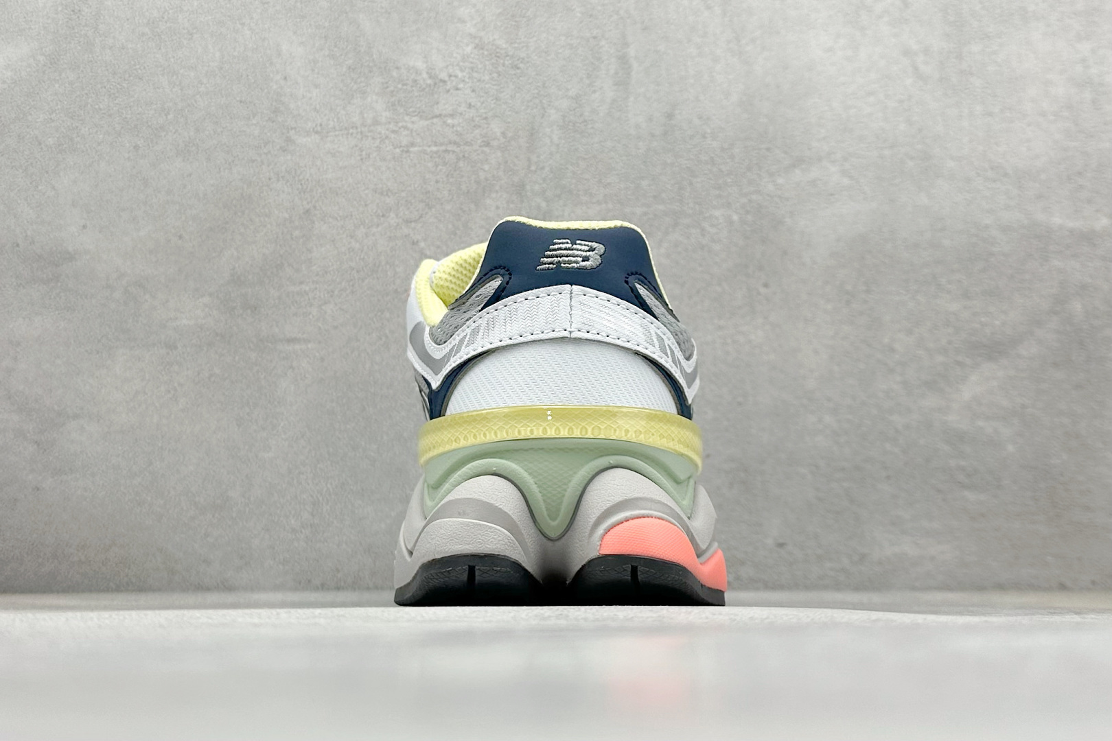 图片[6]-New Balance NB9060系列 复古休闲运动慢跑鞋 #鞋款灵感源自设计师本人对夏日的怀日回忆。鞋面大身由空间双格及磨砂鞋面拼接而生，配以柔和、温暖的粉橘色调，夏日氛围拉满 #采用大面积网眼以及麂皮材质覆盖鞋身，还原经典气质。搭载ABZORB避震科技，由泡沫聚酯制成，上脚可以有效减少由鞋底反弹对身体及双腿的冲击力 货号：U9060TMB 尺码：36 37 37.5 38 38.5 39 40 40.5 41 42 42.5 43 44 45-选品中心