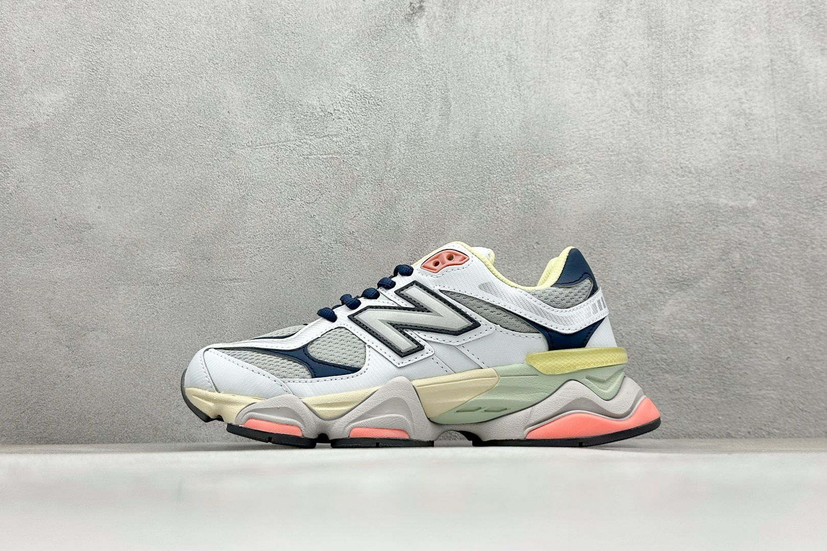 New Balance NB9060系列 复古休闲运动慢跑鞋 #鞋款灵感源自设计师本人对夏日的怀日回忆。鞋面大身由空间双格及磨砂鞋面拼接而生，配以柔和、温暖的粉橘色调，夏日氛围拉满 #采用大面积网眼以及麂皮材质覆盖鞋身，还原经典气质。搭载ABZORB避震科技，由泡沫聚酯制成，上脚可以有效减少由鞋底反弹对身体及双腿的冲击力 货号：U9060TMB 尺码：36 37 37.5 38 38.5 39 40 40.5 41 42 42.5 43 44 45-选品中心