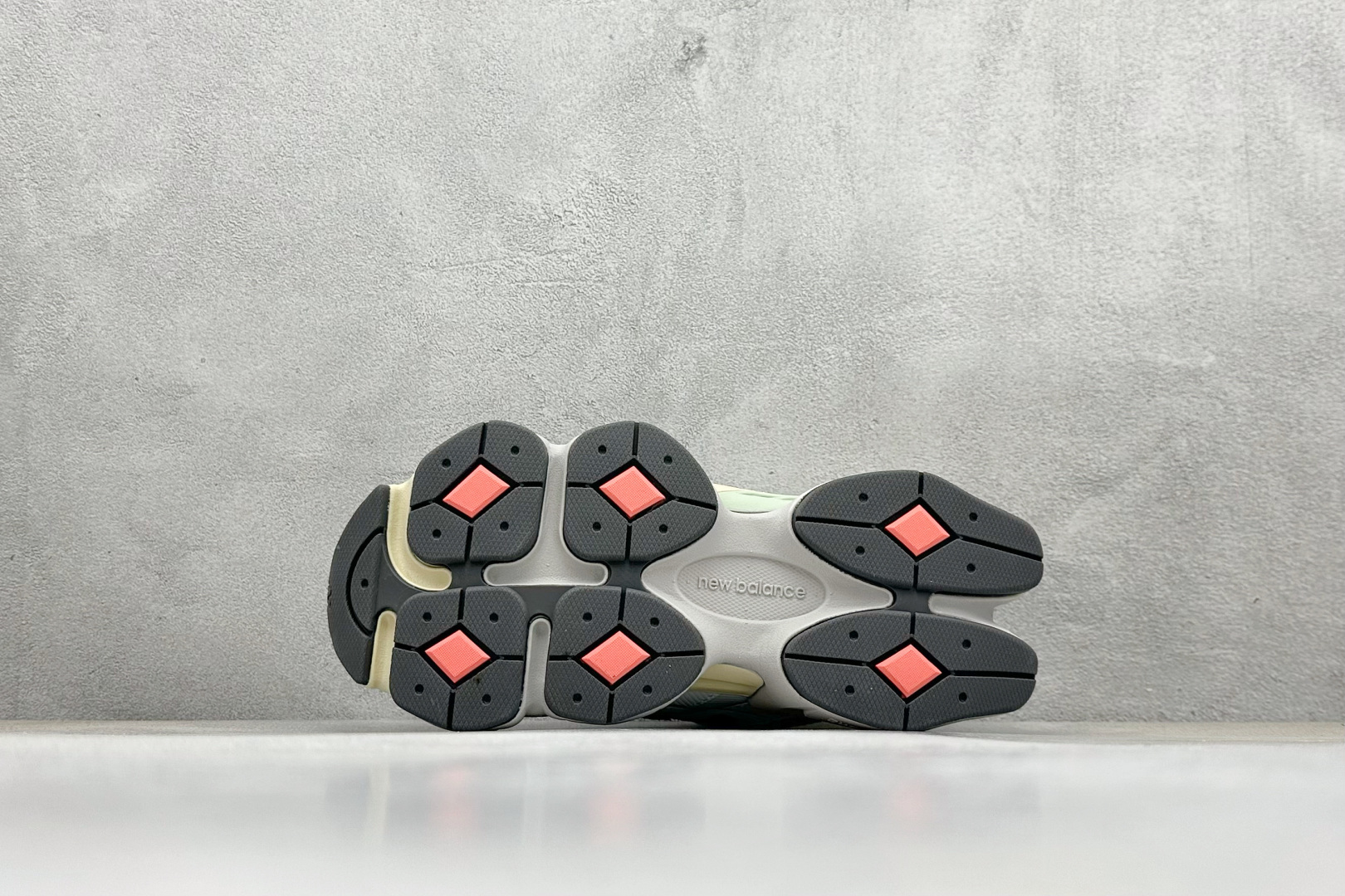 图片[4]-New Balance NB9060系列 复古休闲运动慢跑鞋 #鞋款灵感源自设计师本人对夏日的怀日回忆。鞋面大身由空间双格及磨砂鞋面拼接而生，配以柔和、温暖的粉橘色调，夏日氛围拉满 #采用大面积网眼以及麂皮材质覆盖鞋身，还原经典气质。搭载ABZORB避震科技，由泡沫聚酯制成，上脚可以有效减少由鞋底反弹对身体及双腿的冲击力 货号：U9060TMB 尺码：36 37 37.5 38 38.5 39 40 40.5 41 42 42.5 43 44 45-选品中心