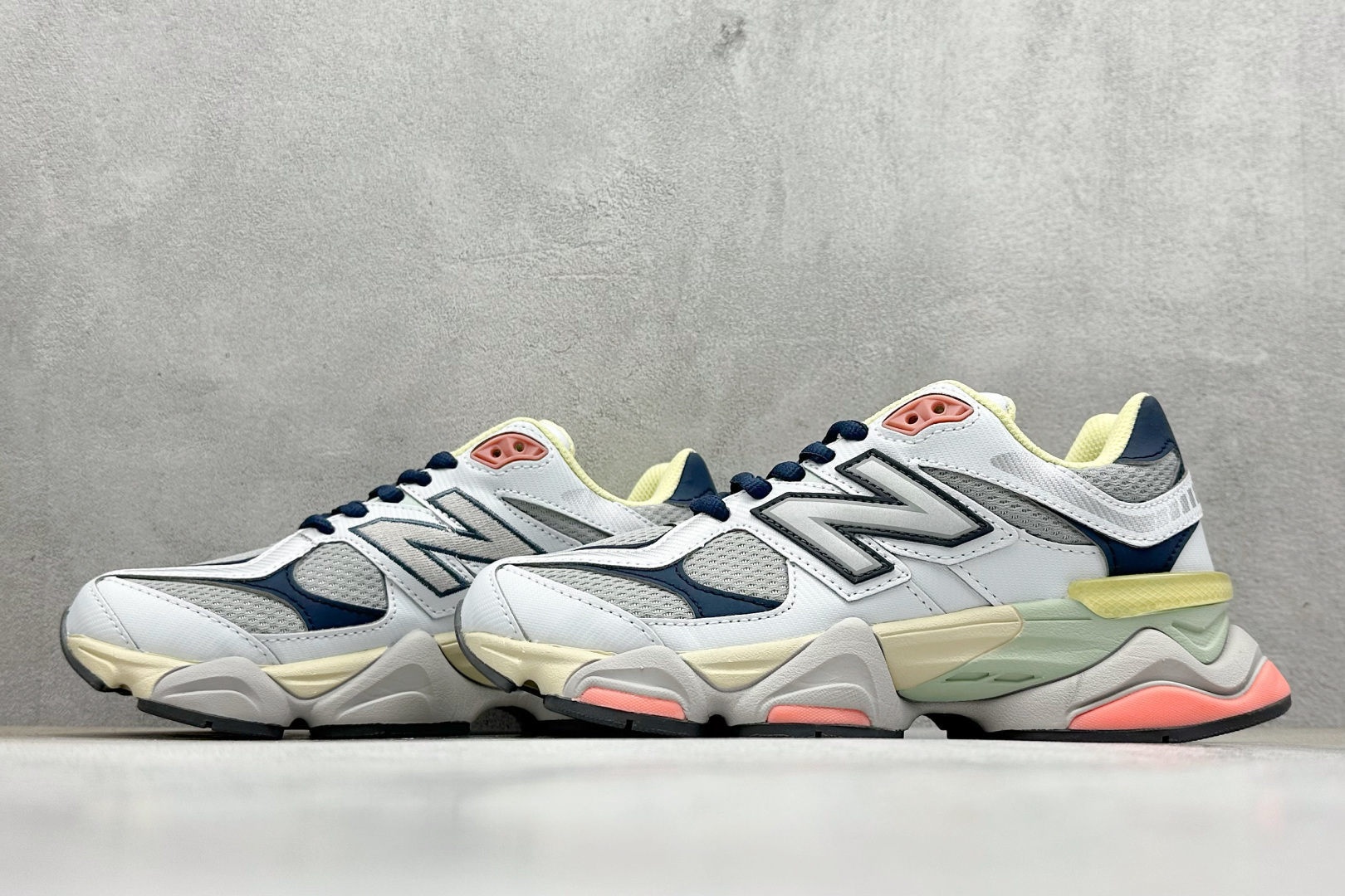 图片[5]-New Balance NB9060系列 复古休闲运动慢跑鞋 #鞋款灵感源自设计师本人对夏日的怀日回忆。鞋面大身由空间双格及磨砂鞋面拼接而生，配以柔和、温暖的粉橘色调，夏日氛围拉满 #采用大面积网眼以及麂皮材质覆盖鞋身，还原经典气质。搭载ABZORB避震科技，由泡沫聚酯制成，上脚可以有效减少由鞋底反弹对身体及双腿的冲击力 货号：U9060TMB 尺码：36 37 37.5 38 38.5 39 40 40.5 41 42 42.5 43 44 45-选品中心